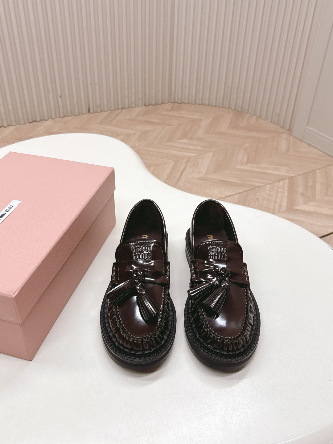 NO:627311,,miumiu 2025 loafers, tassel small leather shoes, classic upgrades, full of energy and fashionable attitude, easy to play on the street, youthful cool fashion style, relaxed and casual elegant style, luxury style with high-end spirit, made of full cowhide, original outsole, size 35-40,loafers,miumiu,loafers,cowhide19860909,miumiu 2025乐福鞋 流苏小皮鞋 经典升级 充满活力与时尚态度 轻松玩转街头 青春洋溢的酷时尚风格 轻松随意的优雅风格 高定精神的奢华风格 全牛皮打造 原版大底  码数35-40,乐福鞋,miumiu,loafers,cowhide,Women's Shoes