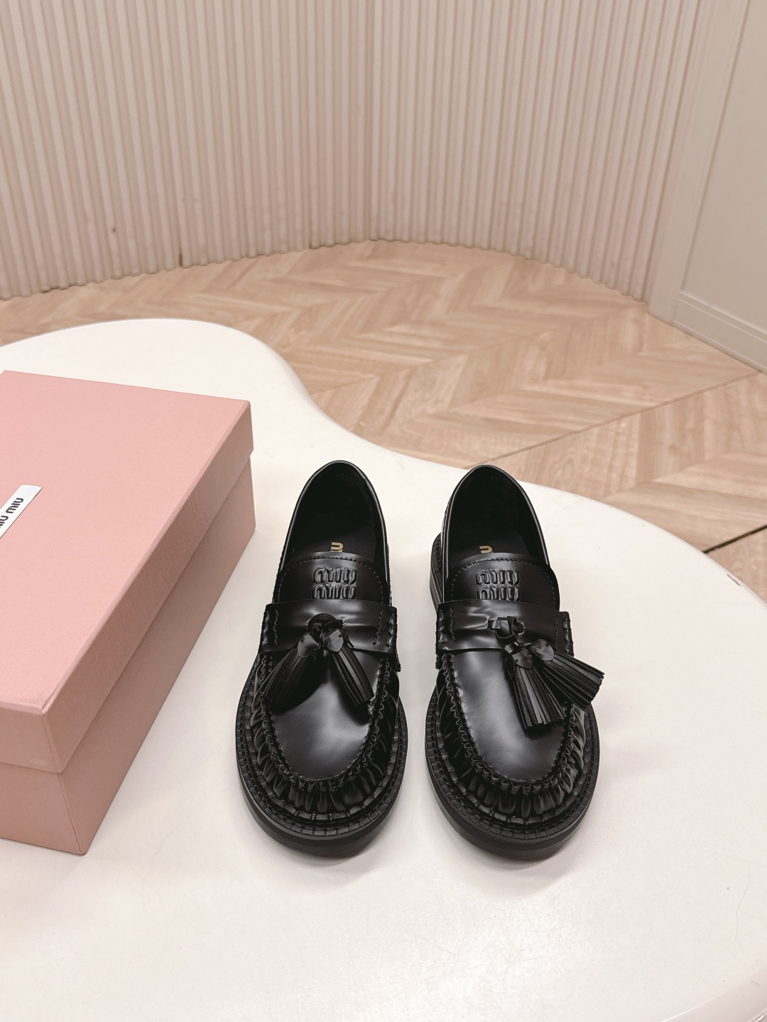 NO:490031,Miumiu 2025 loafers tassel leather shoes classic upgrades full of vitality and fashion attitudes to play around the streets easily youthful cool fashion style relaxed and casual elegant style high-end style made of luxury style with full cowhide original outsole size 35-40, loafers, miumiu, loafers, cowhide19860909出 miumiu 2025乐福鞋 流苏小皮鞋 经典升级 充满活力与时尚态度 轻松玩转街头 青春洋溢的酷时尚风格 轻松随意的优雅风格 高定精神的奢华风格 全牛皮打造 原版大底 35-40码,乐福鞋,miumiu,loafers,cowhide,Women's Shoes