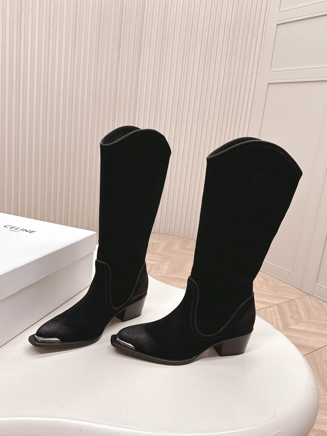 NO:492741,The latest fashion boots and catwalk styles of CELINE counters are available in the same style as fashion bloggers, and they are strongly promoted!  Retro European and American style, essential items for street explosion, Arc de Triomphe logo embellishment, very high-end and elegant, all seasons wearable short boots, uppers are made of original custom calfskin, inner footbed silk cowhide, outsole imported from Italy, thickened leather soles, heel height: 4.5cm, size: 35-40, boots, celine, boots, cowhide, sheep, Leather soles19860909高靴羊猄面 出 CELINE专柜最新时装靴、走秀款时尚博主同款 力推单品！复古欧美风格 炸街必备单品 凯旋门logo点缀 非常高端有气质 四季可穿的短靴、鞋面采用原版定制小牛皮、内里垫脚丝绸牛皮里、大底意大利进口加厚真皮大底、跟高:4.5cm、码数:35-40,靴子,celine,boots,cowhide,sheep,Leather soles,Women's Shoes