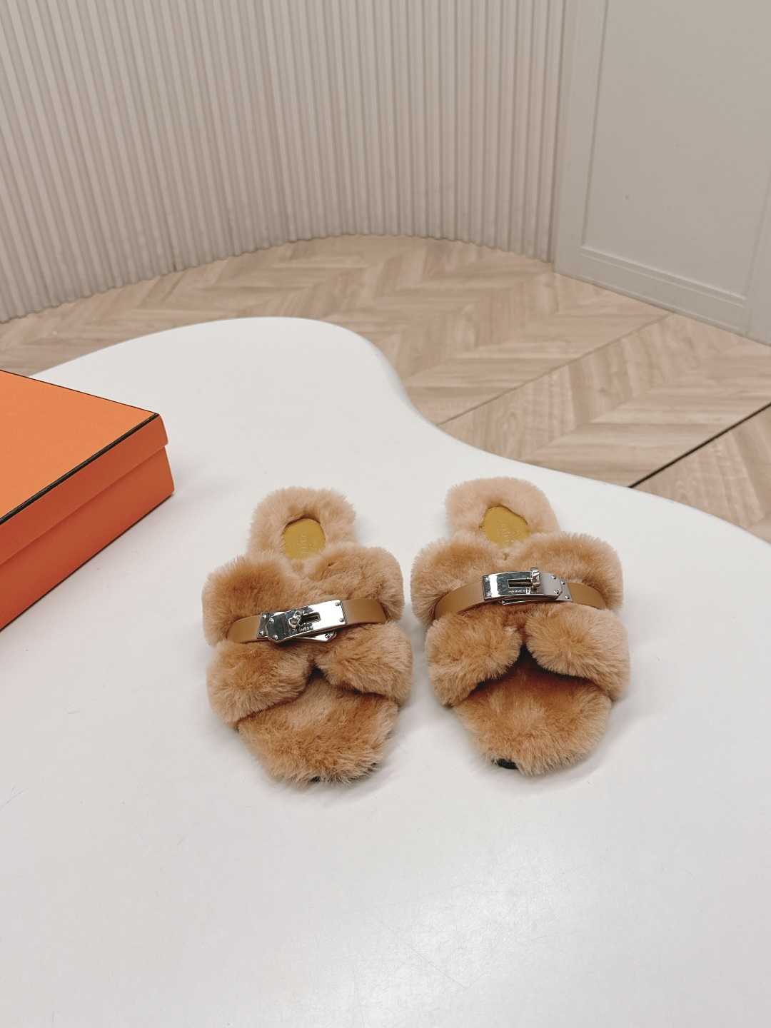 NO:492761,Hermes 2025ss autumn and winter new fur slippers fur shoes This season there are too many beautiful shoes. This fur slippers are really unpleasant. It's so cool and versatile~ The feet are super invincible and beautiful. The imported sheep curls are soft and comfortable. The inner wool sole is genuine leather sole. Size 35-40 (40.41 custom made without return or exchange), fur shoes and slippers, hermes, slippers, Leather soles19860909出 爱马仕2025ss秋冬新款毛毛拖鞋毛毛鞋 这季节美鞋太多这款毛毛拖真的是让人无法自拔真太酷太百搭了～ 上脚超级无敌好看舒服面料进口羊卷毛 柔软舒适 内里羊毛 鞋底真皮大底 码数35-40（40.41定做不退换）,毛毛鞋拖鞋,hermes,slippers,Leather soles,Women's Shoes