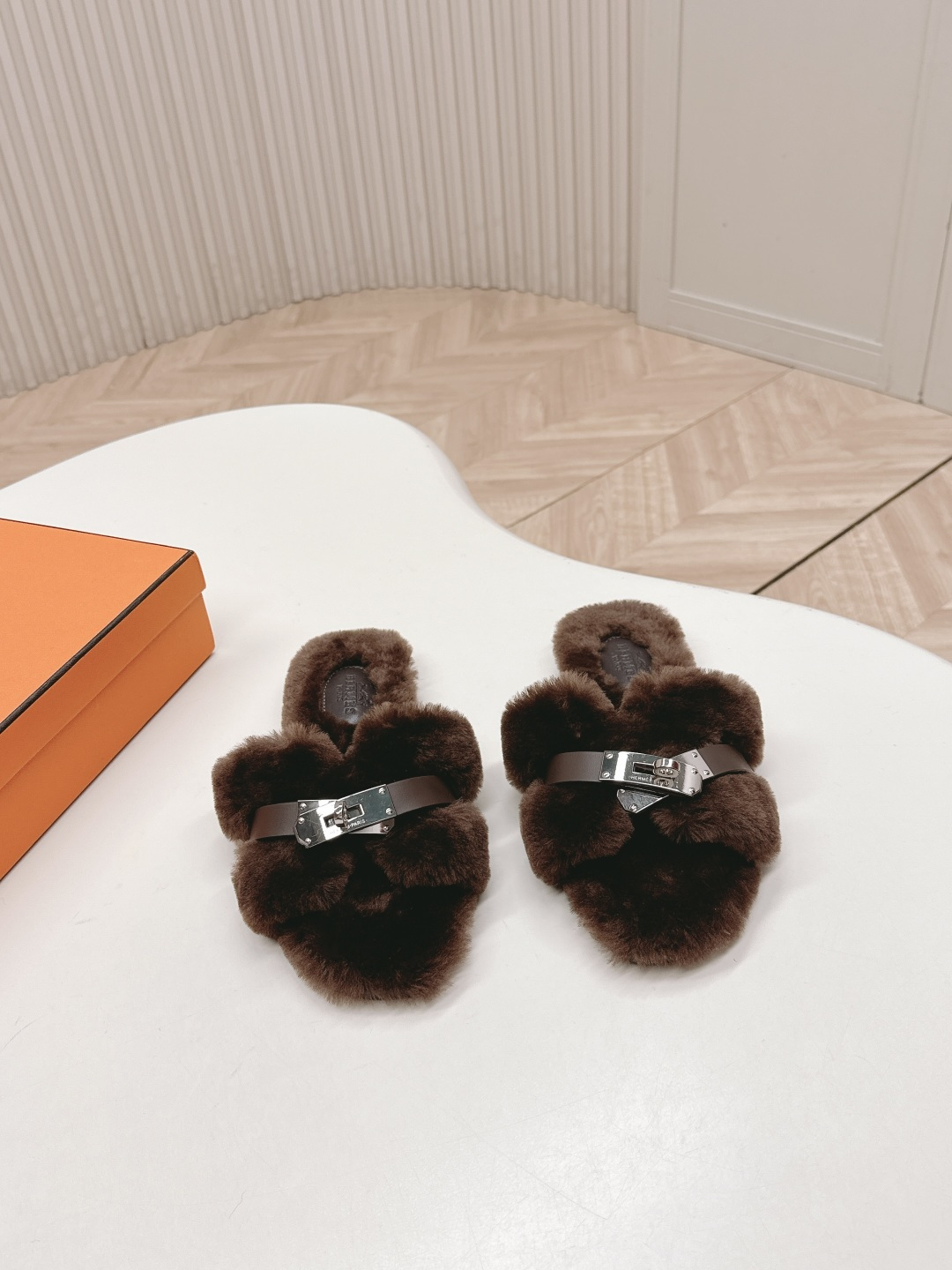 ,爱马仕2025ss秋冬新款毛毛拖鞋毛毛鞋 这季节美鞋太多这款毛毛拖真的是让人无法自拔真太酷太百搭了~ 上脚超级无敌好看舒服面料:进口羊卷毛 柔软舒适 原版五金扣 内里:定制羊毛 鞋底:真皮大底 码数:35-40(40.41定制不退换)