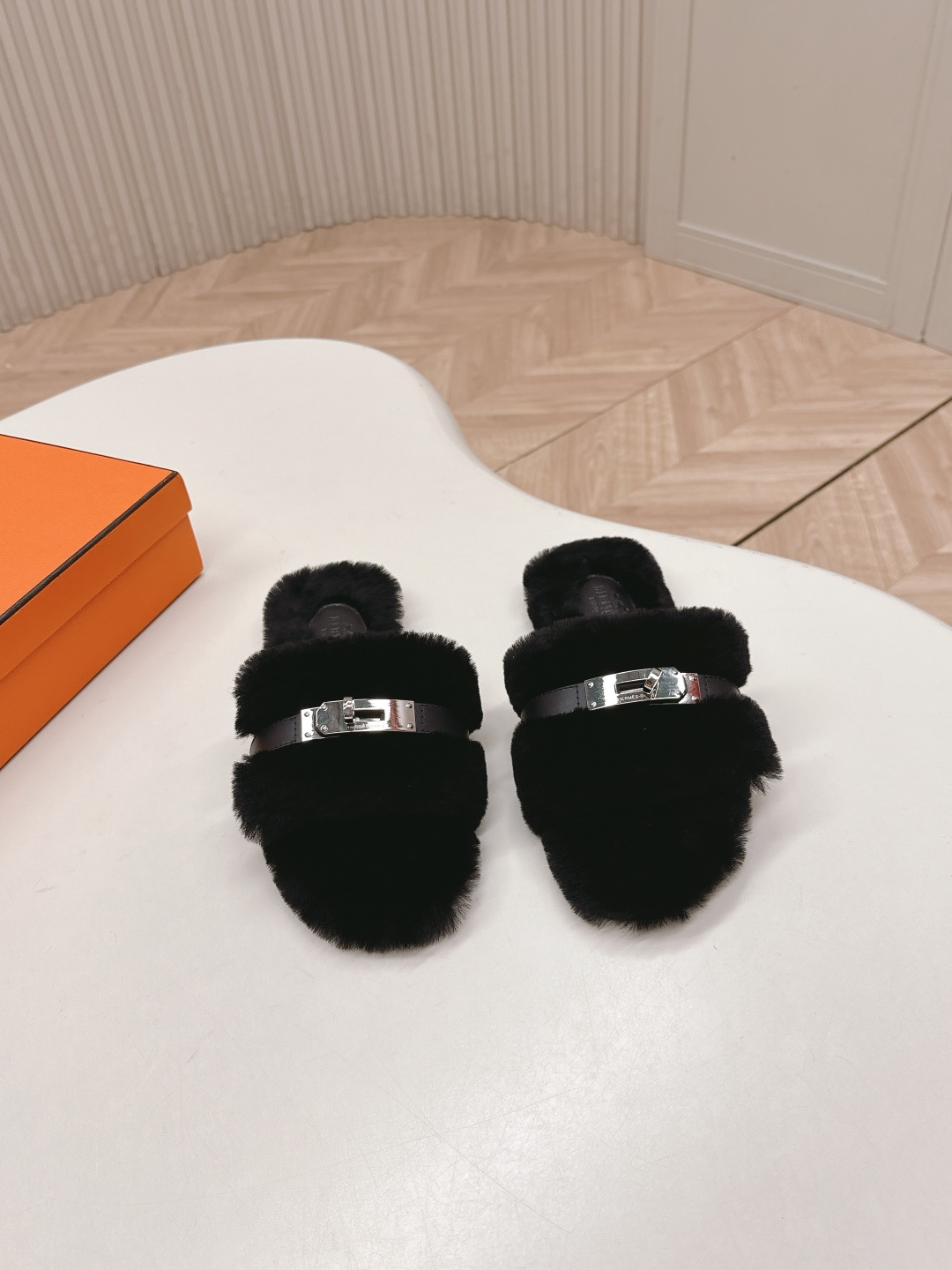 ,爱马仕2025ss秋冬新款毛毛拖鞋毛毛鞋 这季节美鞋太多这款毛毛拖真的是让人无法自拔真太酷太百搭了~ 上脚超级无敌好看舒服面料:进口羊卷毛 柔软舒适 原版五金扣 内里:定制羊毛 鞋底:真皮大底 码数:35-40(40.41定制不退换)