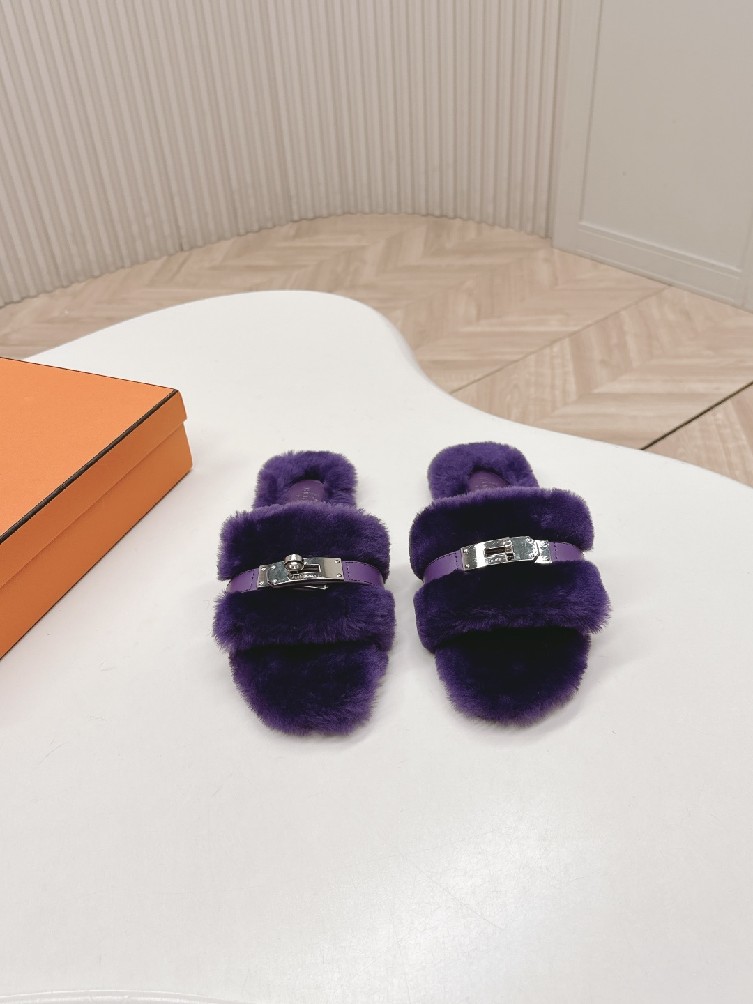 NO:492721,Hermes 2025ss autumn and winter new fur slippers fur shoes This season there are too many beautiful shoes. This fur pull is really unpleasant and cool. It is so cool and versatile~ The feet are super invincible and beautiful. The imported sheep curls are soft and comfortable. Original hardware buckle, inner wool, leather soles, size 35-40 (40.41 custom made without return or exchange), fur slippers, hermes, slippers, Leather soles19860909出 爱马仕2025ss秋冬新款毛毛拖鞋毛毛鞋 这季节美鞋太多这款毛毛拖真的是让人无法自拔真太酷太百搭了～ 上脚超级无敌好看舒服面料进口羊卷毛 柔软舒适 原版五金扣 内里羊毛 鞋底真皮大底 码数35-40（40.41定做不退换）,毛毛鞋拖鞋,hermes,slippers,Leather soles,Women's Shoes