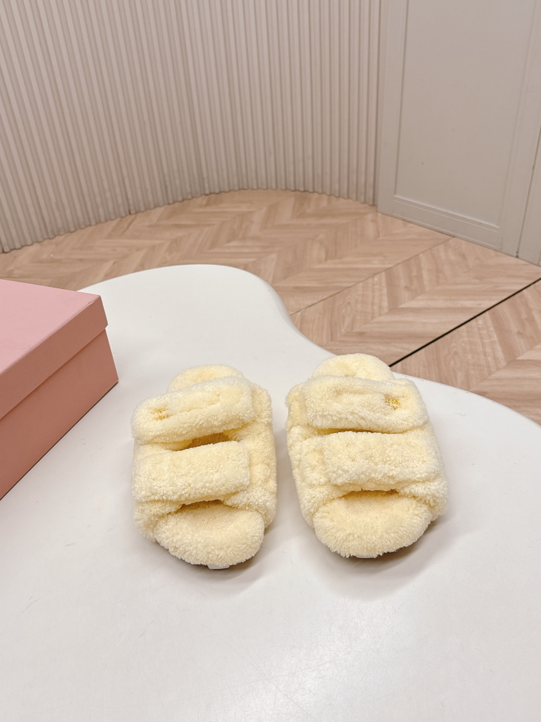 ，miumiu2025ss秋冬新款魔术贴厚底毛毛拖鞋毛毛鞋
这季节美鞋太多这款毛毛拖真的是让人无法自拔真太酷太百搭了～ 上脚超级无敌好看舒服
面料：进口羊卷毛 柔软舒适 
内里：定制羊毛
鞋底：原版橡胶大底
码数：35-40（40.41定制不退换）