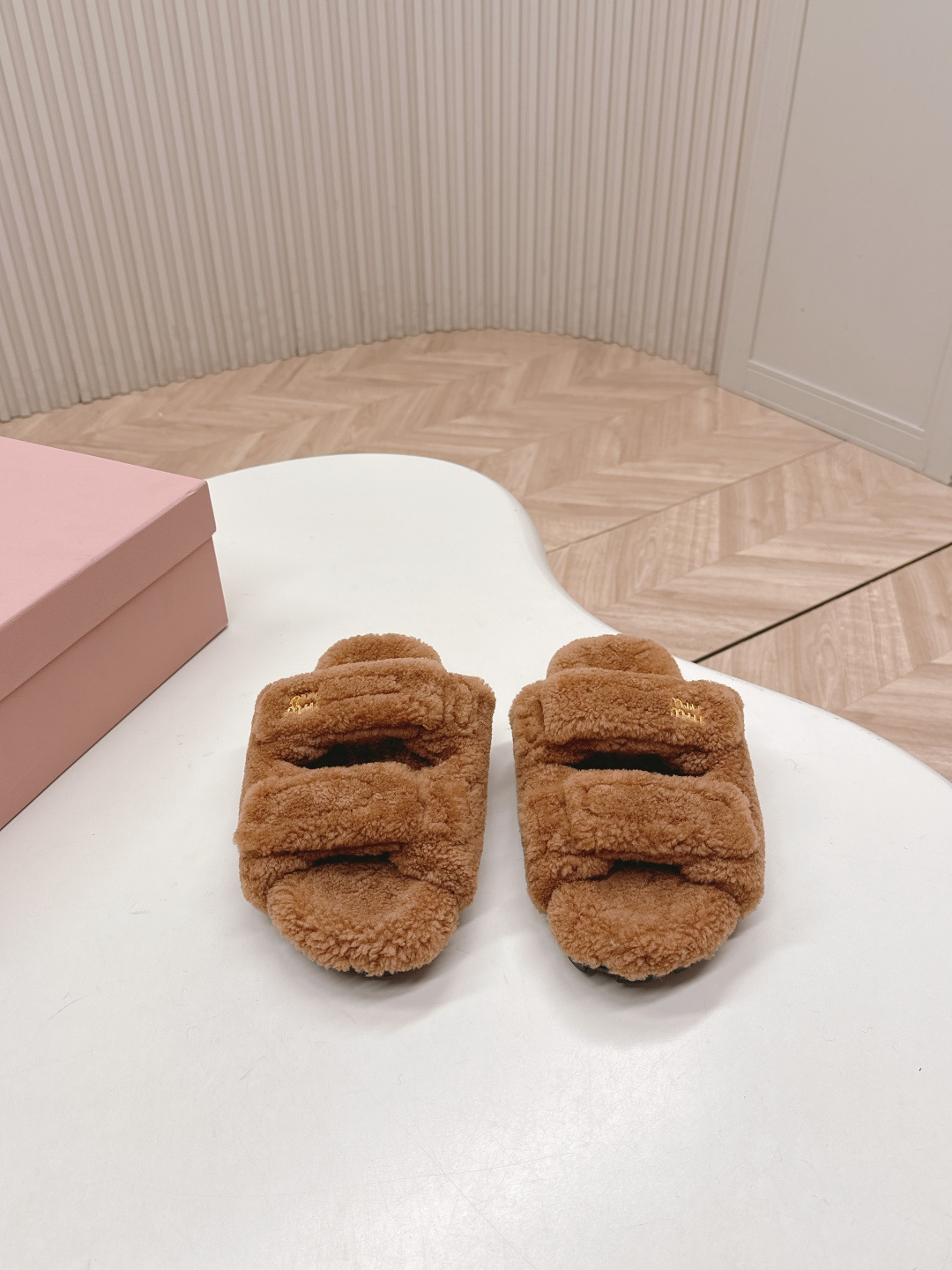 NO:627235,, miumiu2025ss new autumn and winter Velcro thick-soled fur slippers. There are so many beautiful shoes in this season. This fur slippers are really hard to get out of. It's so cool and versatile~ The upper feet are super invincible, good-looking and comfortable. The fabric is imported sheep's curls, soft and comfortable. The lining is customized with wool. The sole is original rubber outsole. The size is 35-40 (40.41 customization is non-refundable), fur slippers, miumiu, slippers19860909,miumiu2025ss秋冬新款魔术贴厚底毛毛拖鞋毛毛鞋 这季节美鞋太多这款毛毛拖真的是让人无法自拔真太酷太百搭了～ 上脚超级无敌好看舒服 面料进口羊卷毛 柔软舒适 内里定制羊毛 鞋底原版橡胶大底 码数35-40（40.41定制不退换）,毛毛鞋拖鞋,miumiu,slippers,Women's Shoes