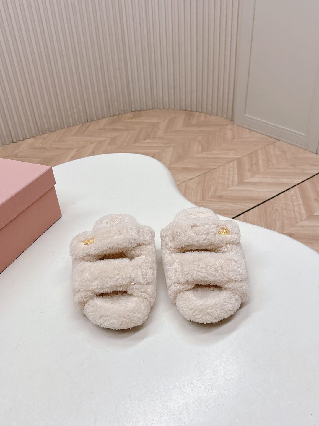 ，miumiu2025ss秋冬新款魔术贴厚底毛毛拖鞋毛毛鞋
这季节美鞋太多这款毛毛拖真的是让人无法自拔真太酷太百搭了～ 上脚超级无敌好看舒服
面料：进口羊卷毛 柔软舒适 
内里：定制羊毛
鞋底：原版橡胶大底
码数：35-40（40.41定制不退换）