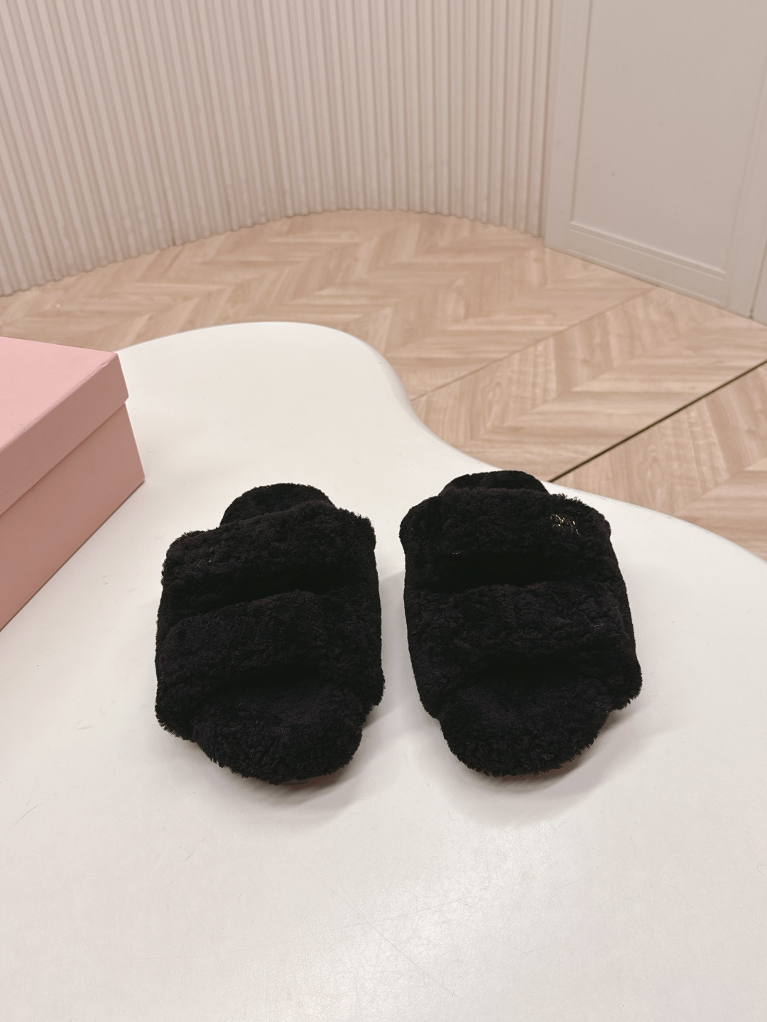 ，miumiu2025ss秋冬新款魔术贴厚底毛毛拖鞋毛毛鞋
这季节美鞋太多这款毛毛拖真的是让人无法自拔真太酷太百搭了～ 上脚超级无敌好看舒服
面料：进口羊卷毛 柔软舒适 
内里：定制羊毛
鞋底：原版橡胶大底
码数：35-40（40.41定制不退换）