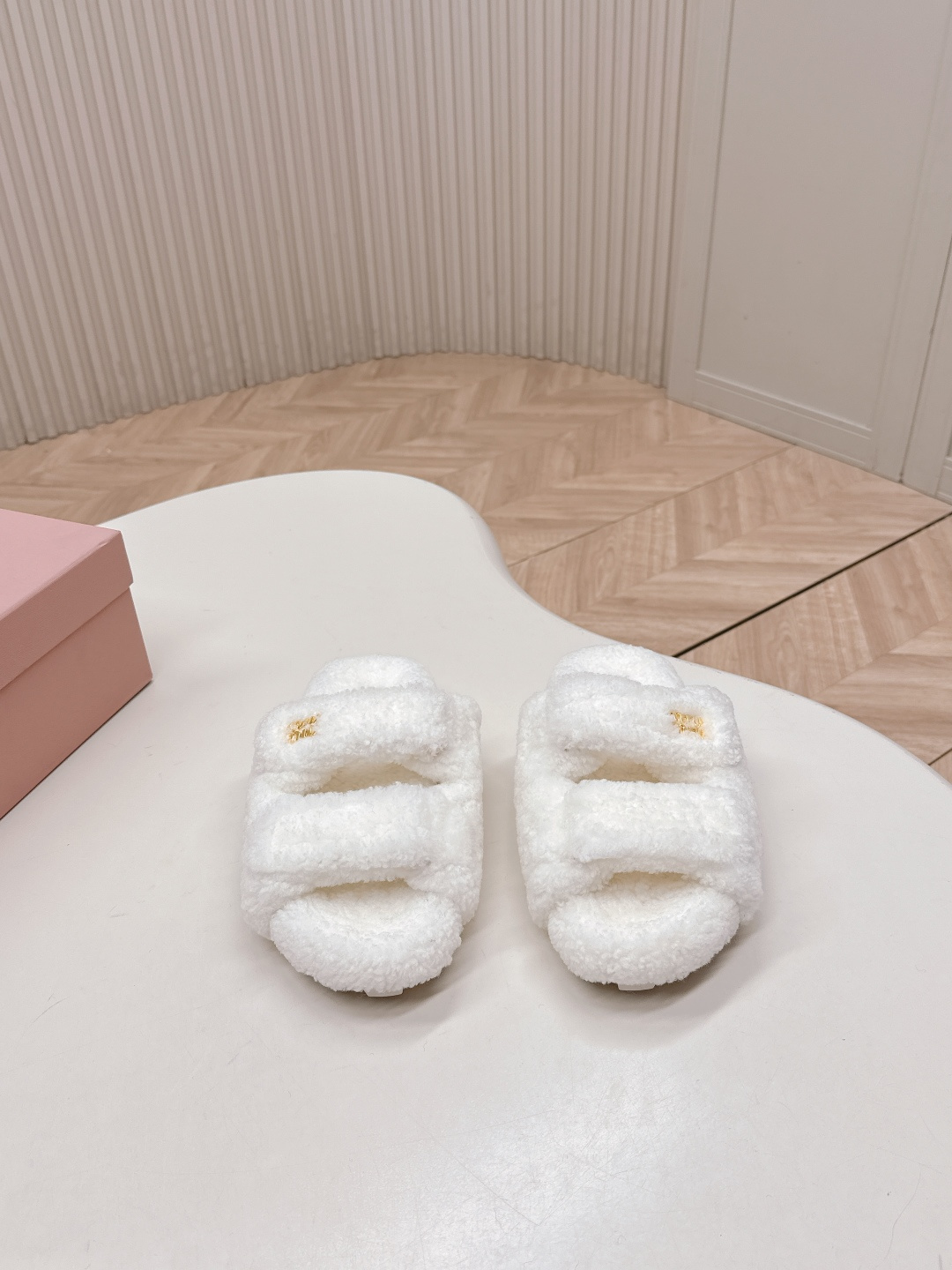 ，miumiu2025ss秋冬新款魔术贴厚底毛毛拖鞋毛毛鞋
这季节美鞋太多这款毛毛拖真的是让人无法自拔真太酷太百搭了～ 上脚超级无敌好看舒服
面料：进口羊卷毛 柔软舒适 
内里：定制羊毛
鞋底：原版橡胶大底
码数：35-40（40.41定制不退换）