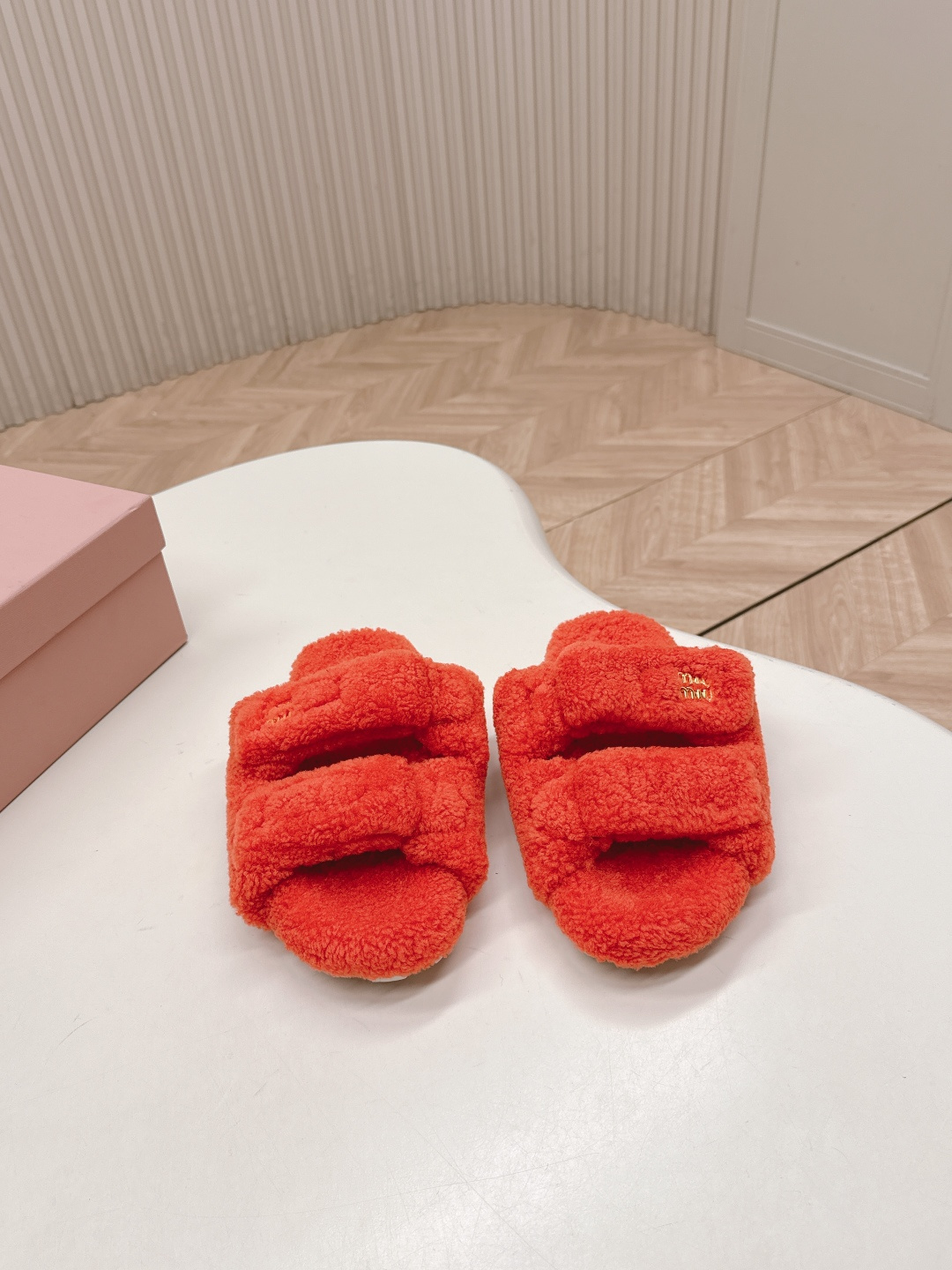 NO:492726,Miumiu 2025ss autumn and winter new Velcro thick-soled fur slippers fur shoes This season, too many beautiful shoes, this fur drag really makes people unable to extricate themselves, so cool and versatile~ Super invincible and beautiful, comfortable fabric imported sheep curls, soft and comfortable inner wool, original rubber outsole, size 35-40 (40.41 custom made, no return or exchange), fur shoes, miumiu, slippers19860909出 miumiu2025ss秋冬新款魔术贴厚底毛毛拖鞋毛毛鞋 这季节美鞋太多这款毛毛拖真的是让人无法自拔真太酷太百搭了～ 上脚超级无敌好看舒服面料进口羊卷毛 柔软舒适 内里羊毛 鞋底原版橡胶大底 码数35-40（40.41定做不退换）,毛毛鞋拖鞋,miumiu,slippers,Women's Shoes