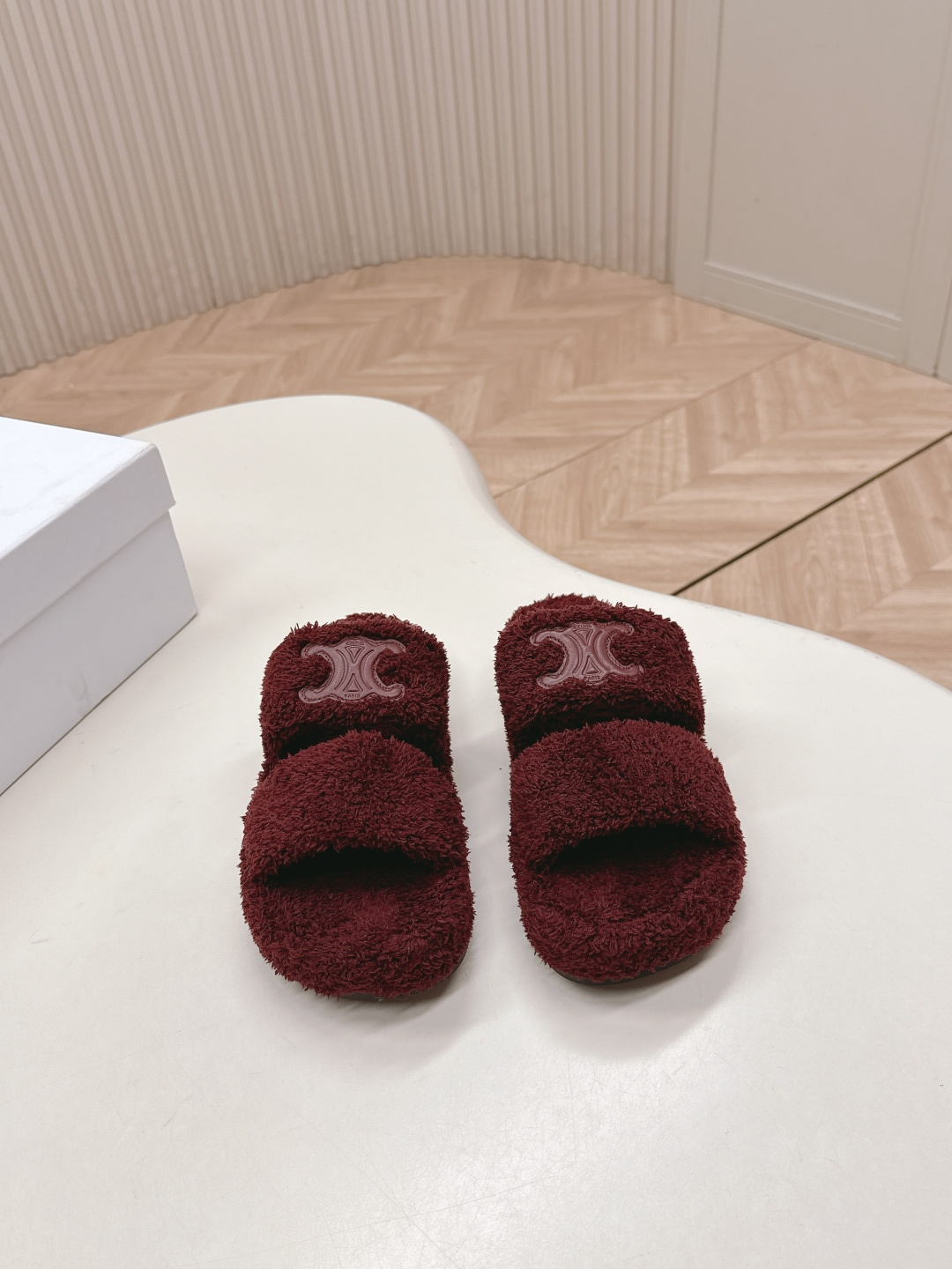 NO:627318,, Celine Celine 2025ss new autumn and winter Arc de Triomphe thick-soled fur slippers. There are so many beautiful shoes in this season. This fur slippers are really irresistible. They are so cool and versatile ~ The uppers are super invincible, good-looking and comfortable. The fabric is imported sheep's wool, soft and comfortable. Customized wool lining. Original rubber outsole. Size 35-40 (40.41 custom-made, non-returnable). Furry slippers, celine, slippers19860909,Celine 思琳2025ss秋冬新款凯旋门厚底毛毛拖鞋毛毛鞋 这季节美鞋太多这款毛毛拖真的是让人无法自拔真太酷太百搭了～ 上脚超级无敌好看舒服面料进口羊卷毛 柔软舒适 内里定制羊毛 鞋底原版橡胶大底 码数35-40（40.41定做不退换）,毛毛鞋拖鞋,celine,slippers,Women's Shoes