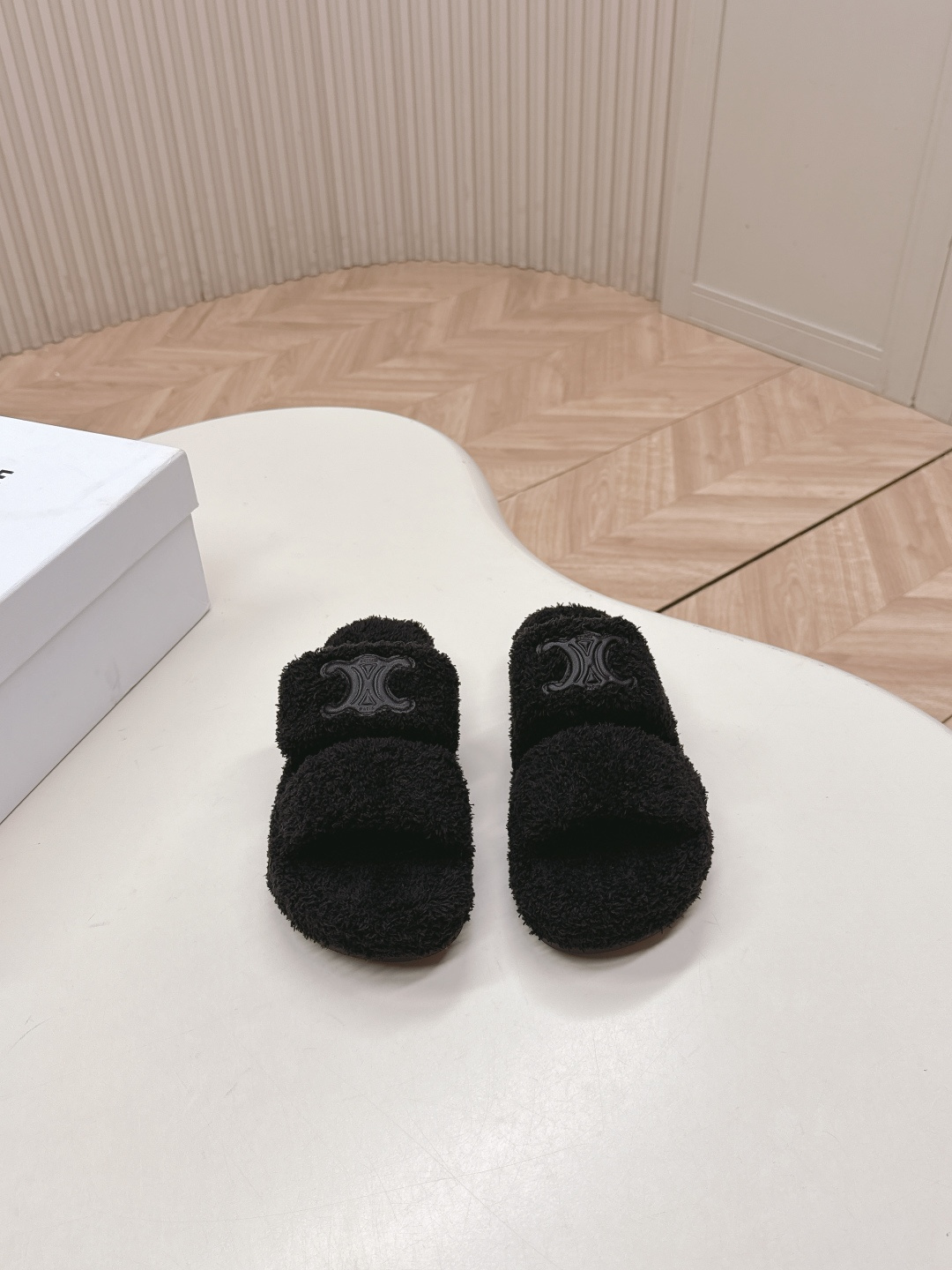 NO:492731,Celine Silin 2025ss autumn and winter new Arc de Triomphe thick-soled fur slippers fur shoes This season there are too many beautiful shoes. This fur drag really makes people unable to extricate themselves. It's so cool and versatile~ The feet are super invincible and beautiful. The imported sheep curls are soft and comfortable. The inner wool is original rubber outsole. Size 35-40 (40.41 customized and non-returnable). Fur shoes and slippers, celine, slippers19860909出Celine 思琳2025ss秋冬新款凯旋门厚底毛毛拖鞋毛毛鞋 这季节美鞋太多这款毛毛拖真的是让人无法自拔真太酷太百搭了～ 上脚超级无敌好看舒服面料进口羊卷毛 柔软舒适 内里羊毛 鞋底原版橡胶大底 码数35-40（40.41定做不退换）,毛毛鞋拖鞋,celine,slippers,Women's Shoes