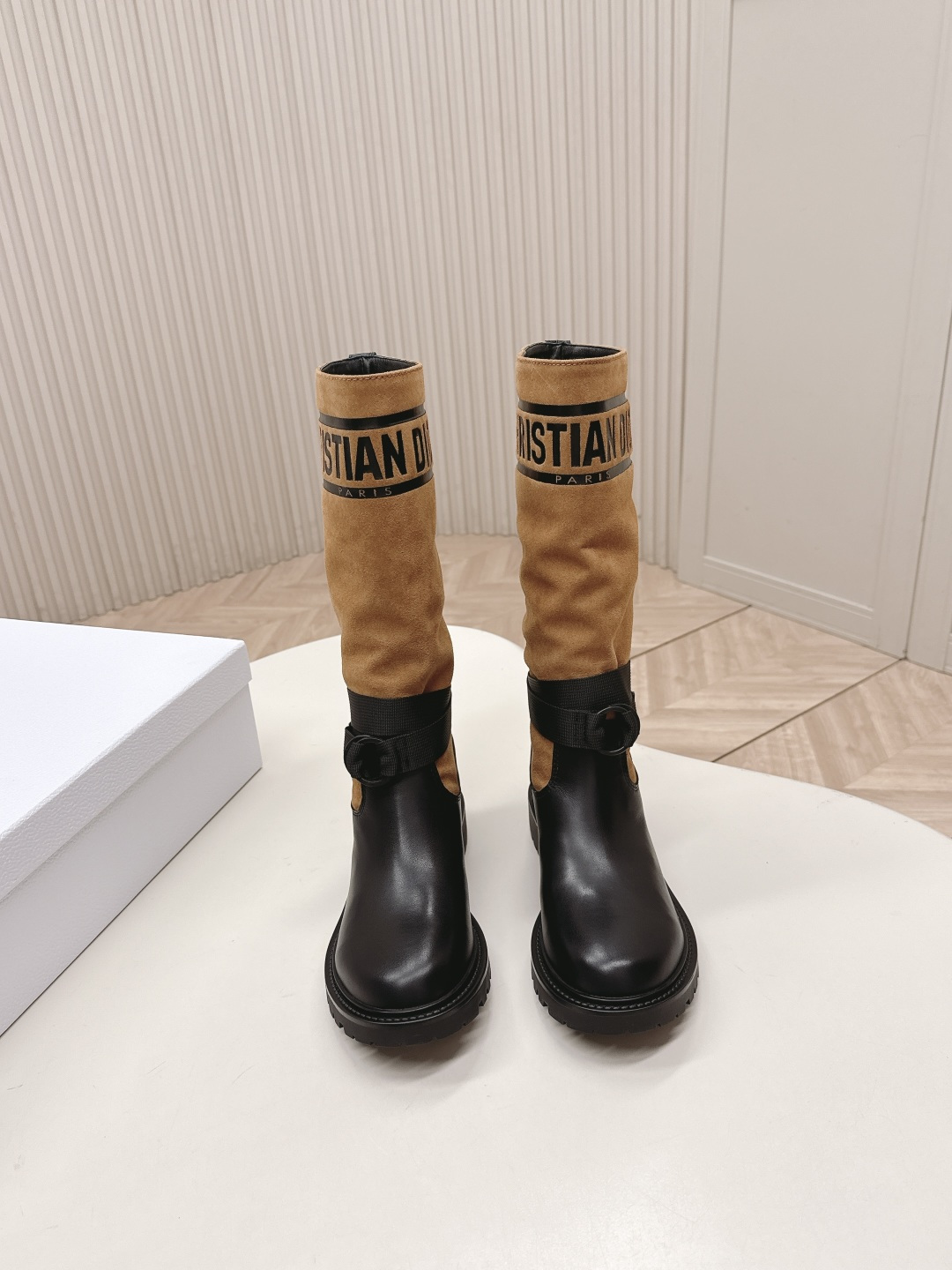 NO:496818,The latest leather style is so handsome!  !  Pili Maoli wool lining/cowhide lining is available!  The highest version Dior CD Autumn and Winter Boots Retro Work Boots Lace-up is easy to wear and looks good and handsome. Material upper imported cowhide fabric, wool, water-dyed cowhide inner footbed. Original molded TPU outsole Heel height: 3CM Size: 35-40 41 orders, boots, dior, dior, boots, cowhide19860909最新皮面款 太帅了！！皮里 毛里 羊毛内里／牛皮内里可选！ 最高版本 Dior 迪奥CD 秋冬靴复古工装靴 系带好穿好看又帅气 材质鞋面进口牛皮面料,羊毛,水染牛皮内里垫脚 原版开模TPU大底 跟高:3CM 码数:35-40 41订,靴子,dior,dior,boots,cowhide,Women's Shoes