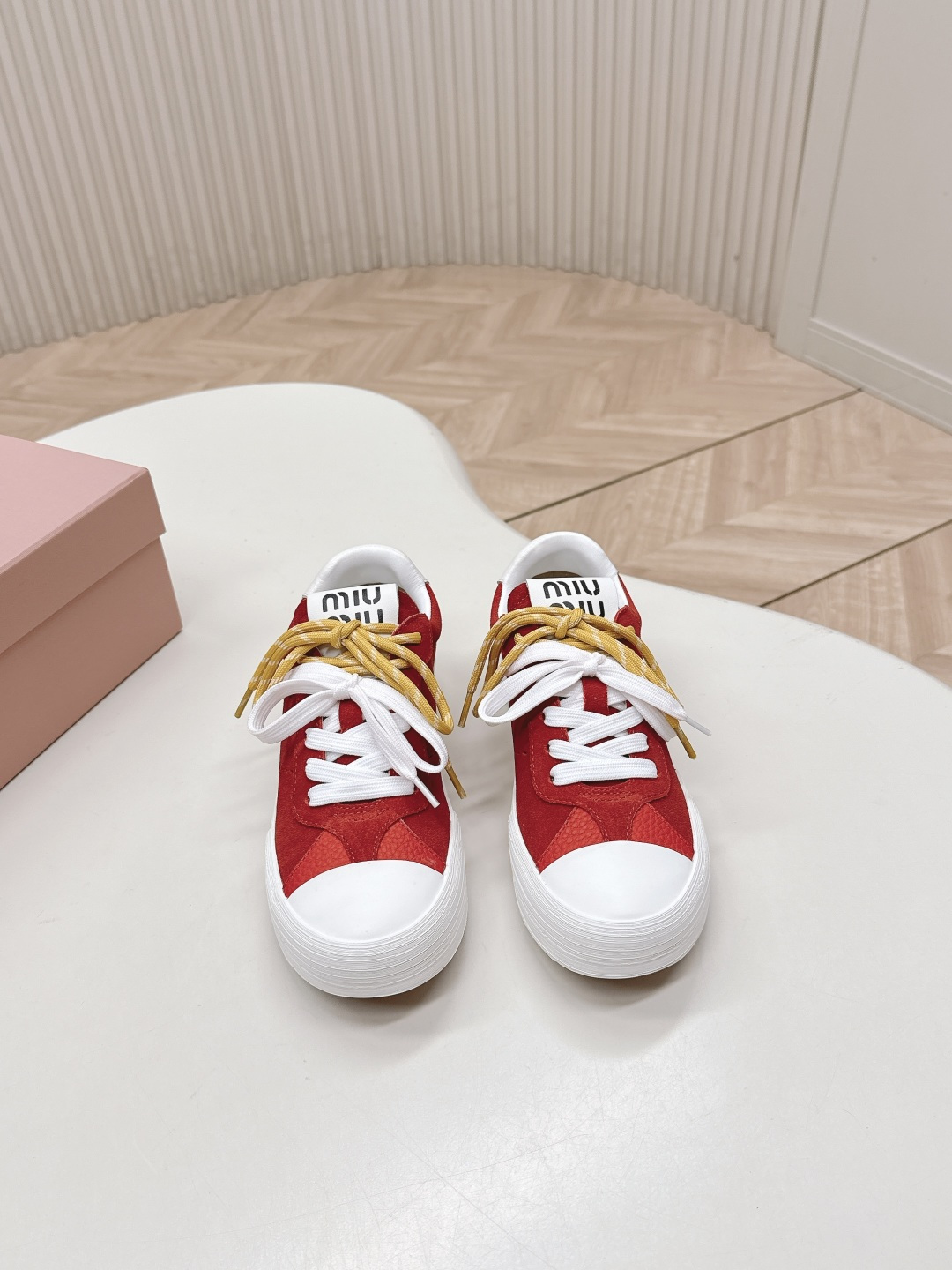 NO:496792,Miu Miu 25ss new autumn and winter fashion training shoes casual sports shoes white shoes casual shoes show craftsmanship comes from the details of Miu Miu series The new season trend is the concept of the love at this moment, the multi-dimensional collision, conveying the modern style~ It looks good no matter how you wear it, this summer fashion favorite, imported cowhide, inner sheepskin, large sole original mold-open TPU rubber sole size 35-40 (customized for 40, 41), boots, miumiu, boots, sneakers, cowhide, sheepskin19860909出 Miu Miu 25ss 秋冬新款走秀德训鞋 休闲运动鞋小白鞋 休闲鞋秀场工艺来自Miu Miu系列的细节特写 新季的潮流此刻挚爱的概念,多元对撞,传达现代风格~ 怎么穿都好看今夏时髦精最爱 面料进口牛皮 内里羊皮 大底原版开模TPU橡胶鞋底 码数35-40（40、41订做）,靴子,miumiu,boots,sneakers,cowhide,sheepskin,Women's Shoes