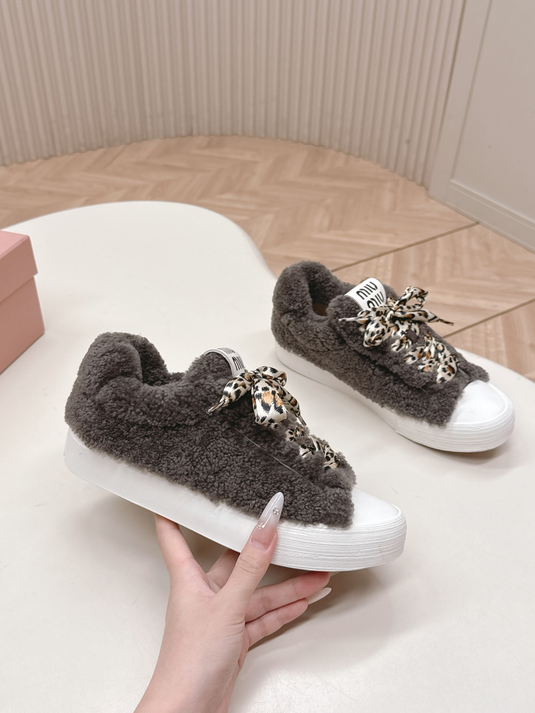Miu Miu 25ss 秋冬新款走秀羊毛德训鞋 休闲运动鞋毛毛鞋 毛绒绒的太可爱了 丑萌丑萌的 休闲鞋