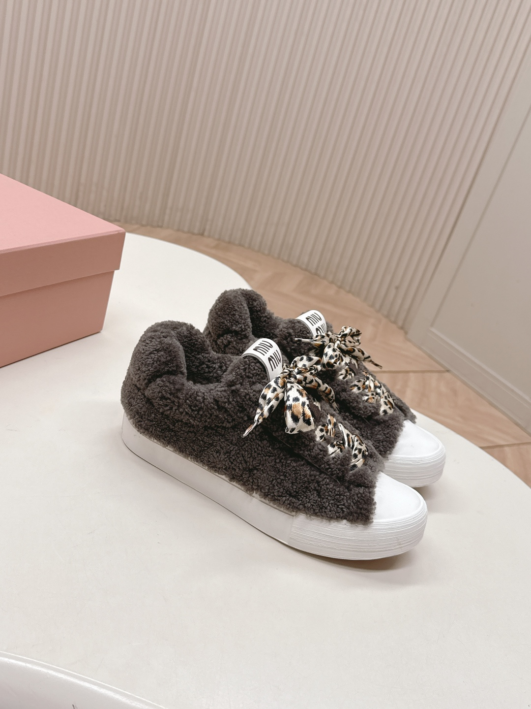 Miu Miu 25ss 秋冬新款走秀羊毛德训鞋 休闲运动鞋毛毛鞋 毛绒绒的太可爱了 丑萌丑萌的 休闲鞋