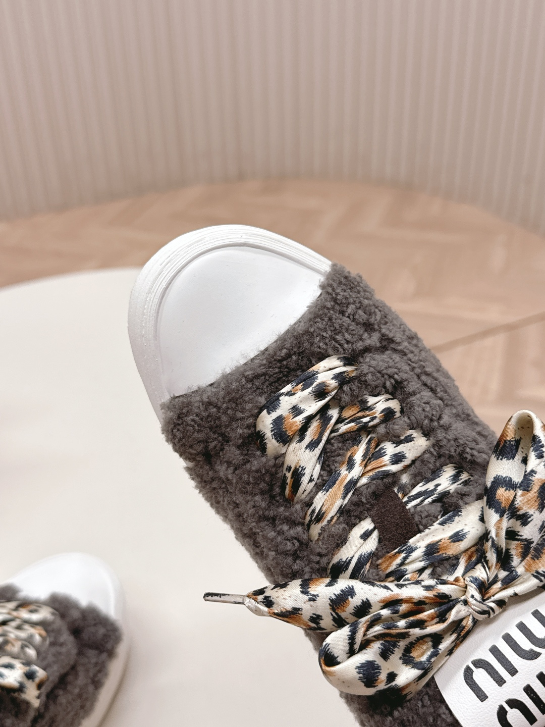 Miu Miu 25ss 秋冬新款走秀羊毛德训鞋 休闲运动鞋毛毛鞋 毛绒绒的太可爱了 丑萌丑萌的 休闲鞋