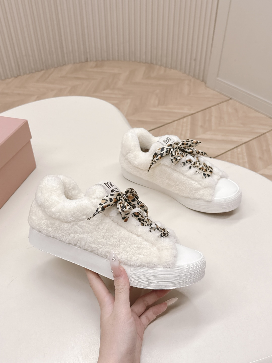 Miu Miu 25ss 秋冬新款走秀羊毛德训鞋 休闲运动鞋毛毛鞋 毛绒绒的太可爱了 丑萌丑萌的 休闲鞋