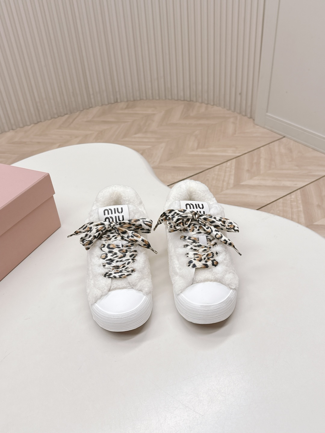 NO:496799,Miu Miu 25ss new autumn and winter catwalk wool training shoes casual sneakers fur shoes fluffy so cute ugly cute casual shoes show craftsmanship comes from the details of the Miu Miu series The new season trend is the concept of love at this moment, diverse collision, conveying modern style~ It looks good and fashionable favorites no matter how you wear it, fabric wool plus leather surface, inner wool, large sole original mold opening TPU rubber sole size 35-40, boots, miumiu, boots, sneakers19860909出 Miu Miu 25ss 秋冬新款走秀羊毛德训鞋 休闲运动鞋毛毛鞋 毛绒绒的太可爱了 丑萌丑萌的 休闲鞋秀场工艺来自Miu Miu系列的细节特写 新季的潮流此刻挚爱的概念,多元对撞,传达现代风格~ 怎么穿都好看时髦精最爱 面料羊毛加皮面 内里羊毛 大底原版开模TPU橡胶鞋底 码数35-40,靴子,miumiu,boots,sneakers,Women's Shoes