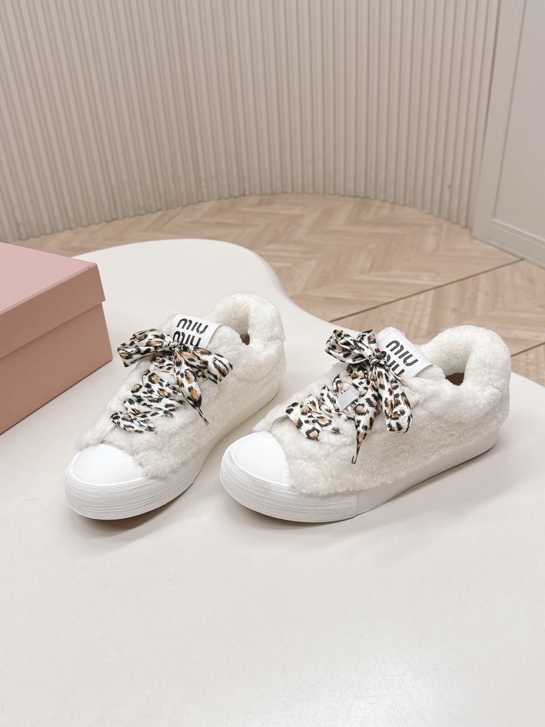 Miu Miu 25ss 秋冬新款走秀羊毛德训鞋 休闲运动鞋毛毛鞋 毛绒绒的太可爱了 丑萌丑萌的 休闲鞋