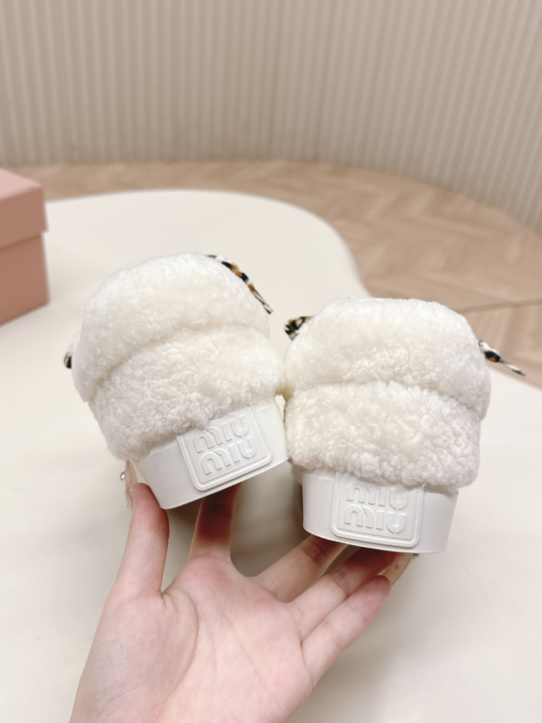 Miu Miu 25ss 秋冬新款走秀羊毛德训鞋 休闲运动鞋毛毛鞋 毛绒绒的太可爱了 丑萌丑萌的 休闲鞋