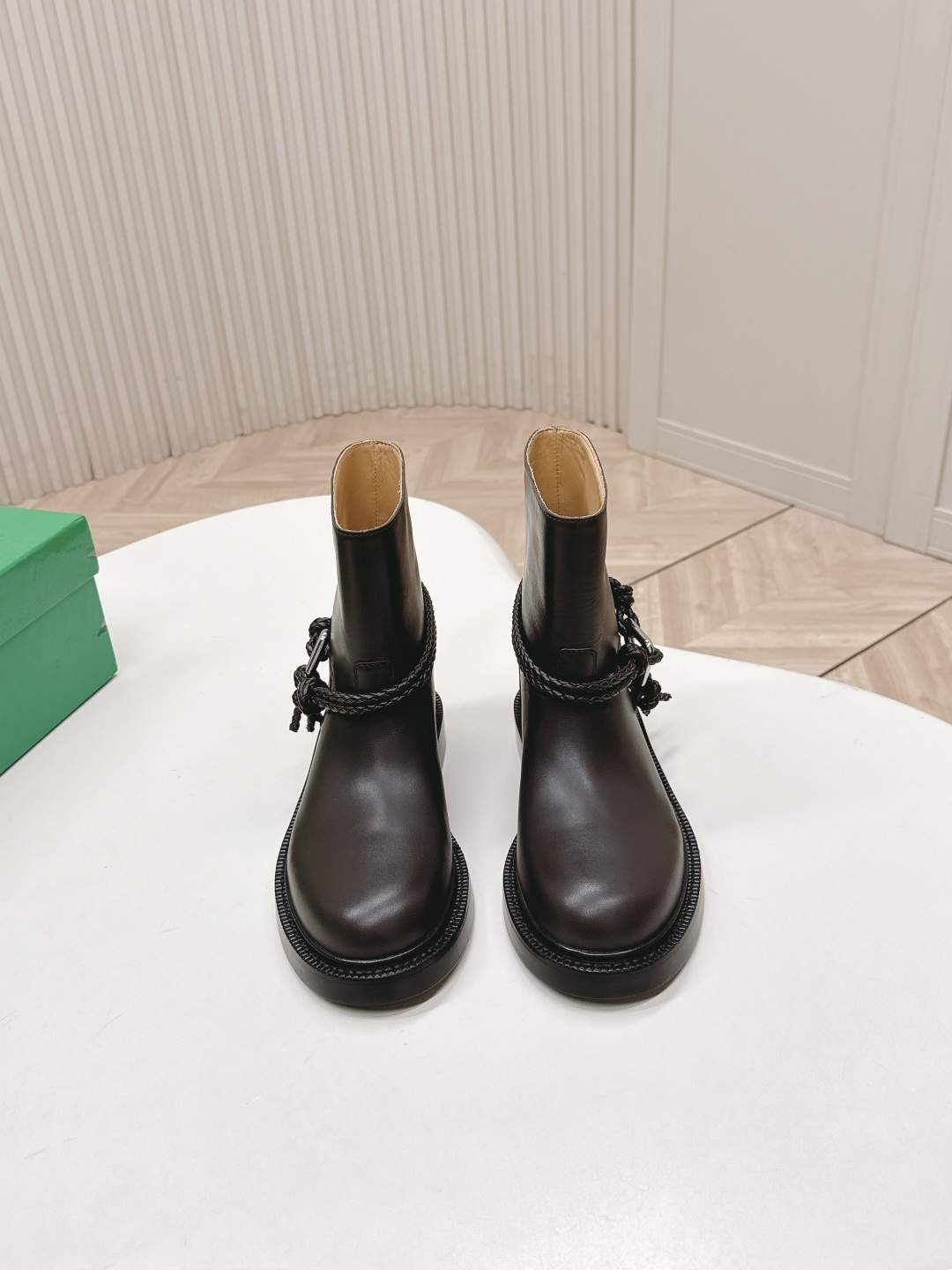 NO:496826,High-end short boots, high boots, Bottega Veneta | BV fashionable short boots, knight boots, so handsome, I fell in love with it at a glance, this pair of knots must be locked, classic knot woven and wrapped boots, paired with the iconic triangular metal buckle, black and silver collision comes with cool filter, and directly transforms into a street-like sister, with a two-meter-eight aura. The boot shape shows the long legs. Whether it is a casual and relaxing feeling with the floor jeans, or a mini skirt to play hot girl style, or even a suit pants to take the elite route of the workplace, it can be perfectly adapted. The 'master key' of autumn and winter outfits is it. Sisters who are entangled in autumn and winter boots, close their eyes and rush!  Waxed calfskin on the upper, inner BV traditional dark brown cowhide, Italian leather sole + non-slip rubber bottom!  size35-40 (40.41.42 custom made!), boots, bottega veneta, bottega veneta, boots, skirts, jeans, business suit, cowhide19860909高版 短靴 高靴 Bottega Veneta｜BV一脚蹬时尚短靴骑士靴 太帅了,一眼就爱上,这双绳结靴必须锁死 经典绳结编织缠绕靴身,搭配标志性三角金属扣,黑银碰撞自带酷飒滤镜,穿上直接化身街头拽姐,气场两米八 靴型超显腿长,不管是配拖地牛仔裤走随性松弛感,还是搭迷你裙玩辣妹风,甚至配西装裤走职场精英路线,都能完美适配,秋冬穿搭“万能钥匙”就是它  纠结秋冬靴子的姐妹,闭眼冲！ 鞋面打蜡小牛皮 内里BV传统深咖色牛皮里、 意大利真皮底+防滑橡胶底片！ size35-40（40.41.42订做！）,靴子,bottega veneta,bottega veneta,boots,skirts,jeans,business suit,cowhide,Women's Shoes