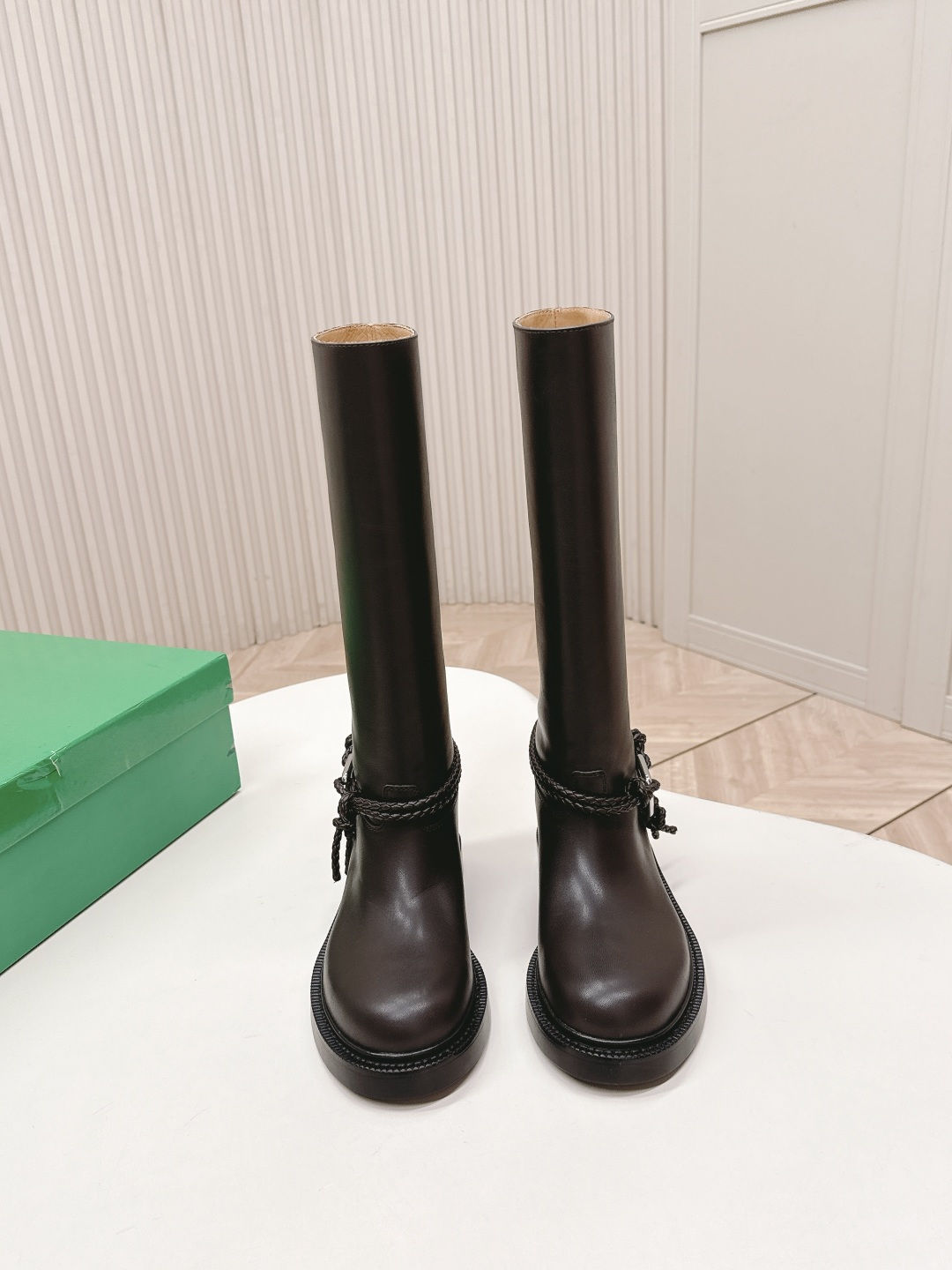 NO:536479,Bottega Veneta｜BV sports fashionable high boots and knight boots. It's so handsome, I fall in love with it at first sight. This pair of knotted boots must be locked. The classic knotted woven and wrapped boot body, paired with the iconic triangular metal buckle, black and silver collision comes with a cool filter, and you can directly turn into a street-like sister when you wear it. The aura is 2.8 meters tall. The boot shape shows the long legs. Whether it is a casual and relaxing feeling with the floor jeans, or a mini skirt to play hot girl style, or even a suit pants to take the elite route in the workplace, it can be perfectly adapted. The 'master key' of autumn and winter outfits is it. Sisters who are entangled in autumn and winter boots, close their eyes and rush!  Waxed calfskin on the upper, inner BV traditional dark brown cowhide, Italian leather sole + non-slip rubber bottom!  size35-40 (40.41.42 custom made!), boots, bottega veneta, bottega veneta, boots, skirts, jeans, business suit, cowhide19860909Bottega Veneta｜BV一脚蹬时尚高筒靴骑士靴 太帅了,一眼就爱上,这双绳结靴必须锁死 经典绳结编织缠绕靴身,搭配标志性三角金属扣,黑银碰撞自带酷飒滤镜,穿上直接化身街头拽姐,气场两米八 靴型超显腿长,不管是配拖地牛仔裤走随性松弛感,还是搭迷你裙玩辣妹风,甚至配西装裤走职场精英路线,都能完美适配,秋冬穿搭“万能钥匙”就是它  纠结秋冬靴子的姐妹,闭眼冲！ 鞋面打蜡小牛皮 内里BV传统深咖色牛皮里、 意大利真皮底+防滑橡胶底片！ size35-40（40.41.42订做！）,靴子,bottega veneta,bottega veneta,boots,skirts,jeans,business suit,cowhide,Women's Shoes