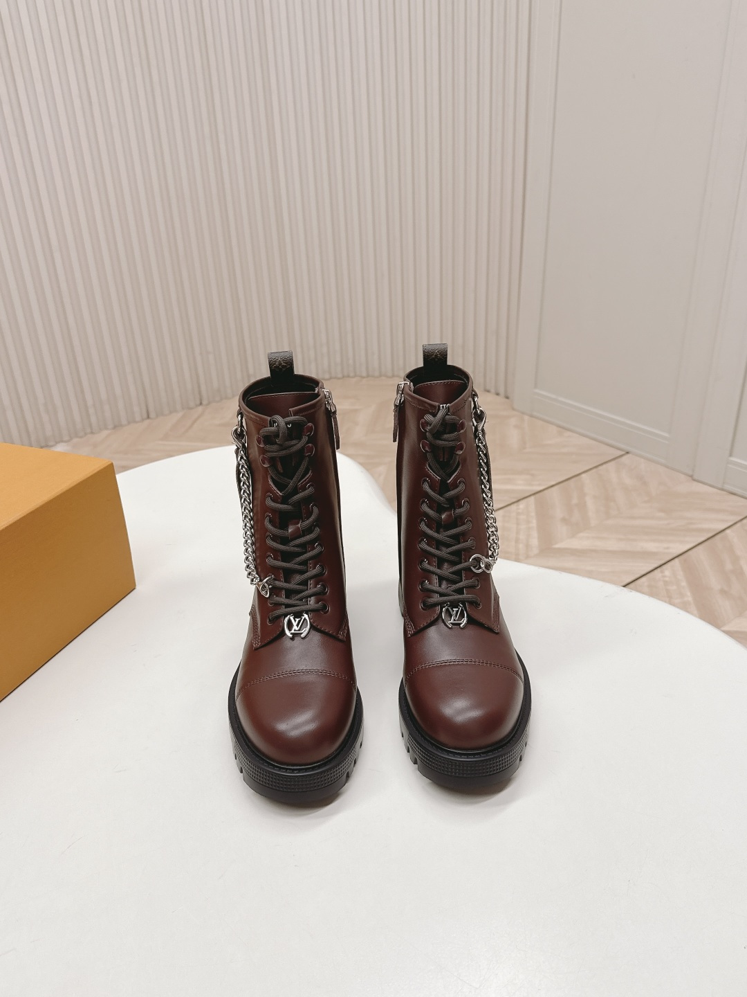 NO:496803,LV donkey brand 25ss new autumn and winter Martin boots, with a versatile last shape and slim feet yyds. The shape is three-dimensional and full, very handsome, comfortable to put on the feet, very retro style and full aura, the original presbyopia and hardware design style is very classic, the details are perfect, cool, trendy... Imported calfskin on the upper, oxen, footbed!  Size: 35-39 (40, boots, louis vuitton, louis vuitton, boots, cowhide19860909出 LV驴牌 25ss 新款秋冬马丁靴短靴 楦型百搭瘦脚yyds.造型立体饱满,帅气十足 上脚舒适 非常复古风、气场十足,原版老花加五金设计风格非常经典 细节完美 酷炫 潮派... 鞋面进口小牛皮 牛里、垫脚！ Size: 35-39（40,靴子,louis vuitton,louis vuitton,boots,cowhide,Women's Shoes