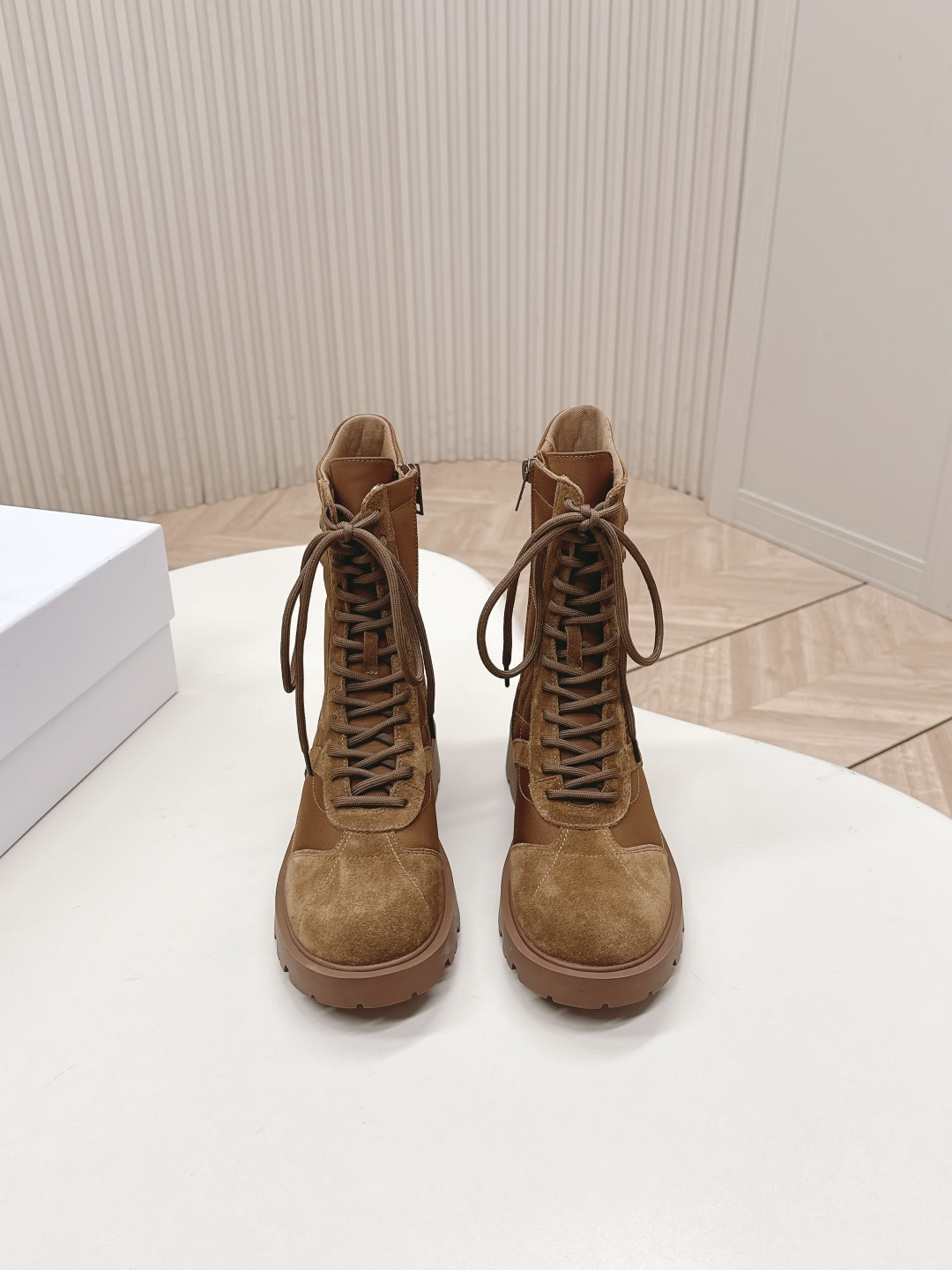 NO:496809,Celine 2025 autumn and winter new Margaret Arc de Triomphe retro hot style Martin boots invincible slimming classic belt buckle small thick sole feet increase height and slimness Super comfortable boots that integrate casual and fashionable boots, essential boots for all seasons. Material cowhide patchwork, original rubber with large sole sizes 35-40, boots, celine, boots, cowhide19860909出 Celine 思琳2025秋冬新款玛格丽特凯旋门复古 火爆款帅气中性风马丁靴 无敌显瘦 经典皮带扣 小厚底上脚增高又显瘦 超舒适感 休闲时尚于一体的靴,四季必备靴. 材质牛皮拼布面 大底原版橡胶 码数35—40,靴子,celine,boots,cowhide,Women's Shoes