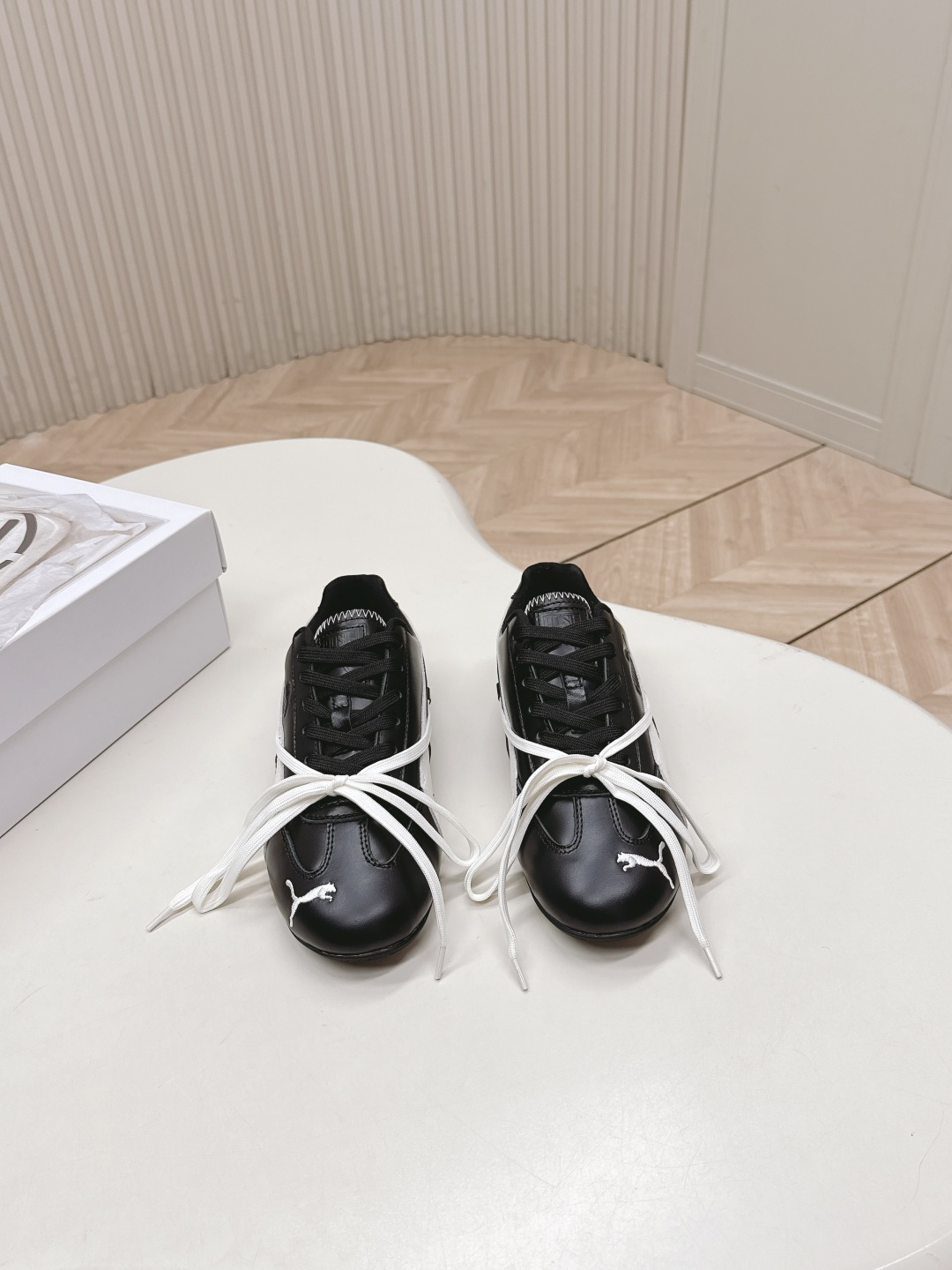 NO:496783,Popular PUMA x ROS joint racing shoes, Park Chae-young's same style, ballet aesthetics and racing genes are fusion, when elegance and light collision, wild rebellious, seem casual, but hide agile and self-consistent vitality, interpreting sports aesthetics with fearless style, elegant and very comfortable to wear, lambskin surface, super good feel, full version material, size 35-40, casual shoes/sports shoes, sneakers, sheepskin19860909出 火爆款 PUMA x ROS联名赛车鞋 朴彩英同款 芭蕾美学与赛车基因融合,当优雅轻盈碰撞野性叛逆,看似随性 却隐藏灵动而自洽的生命力,以无畏风格诠释运动美学 穿上气质优雅又非常舒适 小羊皮面 手感超好 全对版材质 35-40码,休闲鞋/运动鞋,sneakers,sheepskin,Women's Shoes