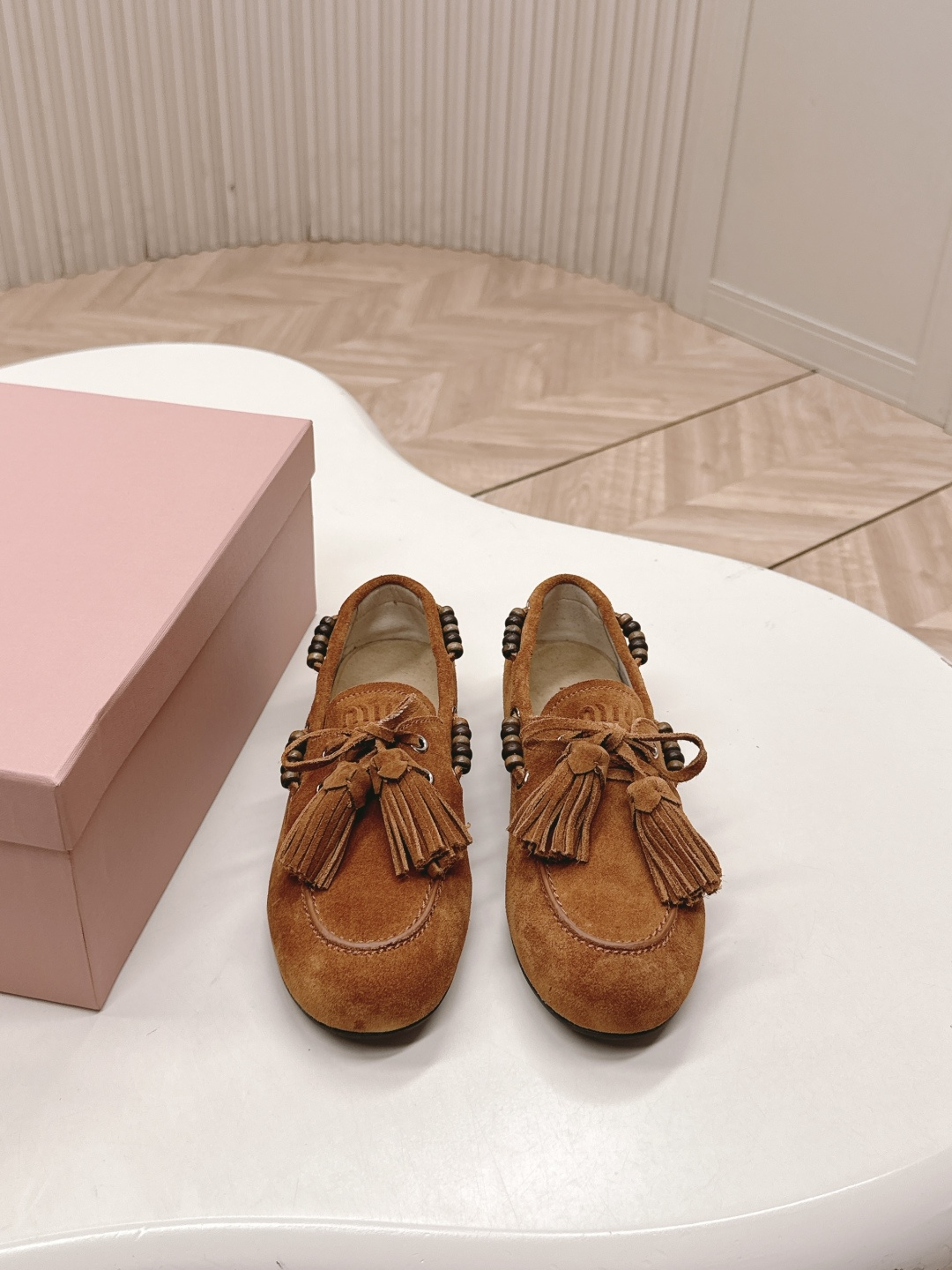 NO:512219,Miumiu 2025 autumn and winter 2025 Autumn and Winter Tassels Beaded Old Money Style Loafers Half Slippers So beautiful, suede 'one-step' retro shoes~ playful lace-up tassels, retro dry and different colors, and the grinding design inside makes the wear experience more high-end and very comfortable, fashionable and full of vitality and fashionable attitude. Play around the streets easily. The youthful and cool fashion style. Relaxed and casual elegant style. The luxurious style of high-end custom high mercerized cow velvet Original outsole size 35-41, loafers half-trolled, miumiu, loafers, slippers, chamois leather19860909出 miumiu 2025秋冬乐流苏串珠老钱风 乐福鞋半拖鞋 太好看了,麂皮“一脚蹬”复古鞋~俏皮的系带流苏,复古的干异色系,内里磨毛的设计让穿着体验度更加高涨非常舒适又洋气充满活力与时尚态度 轻松玩转街头 青春洋溢的酷时尚风格 轻松随意的优雅风格 高定精神的奢华风格 订制高丝光牛绒 原版大底 35-41码,乐福鞋半拖,miumiu,loafers,slippers,chamois leather,Women's Shoes