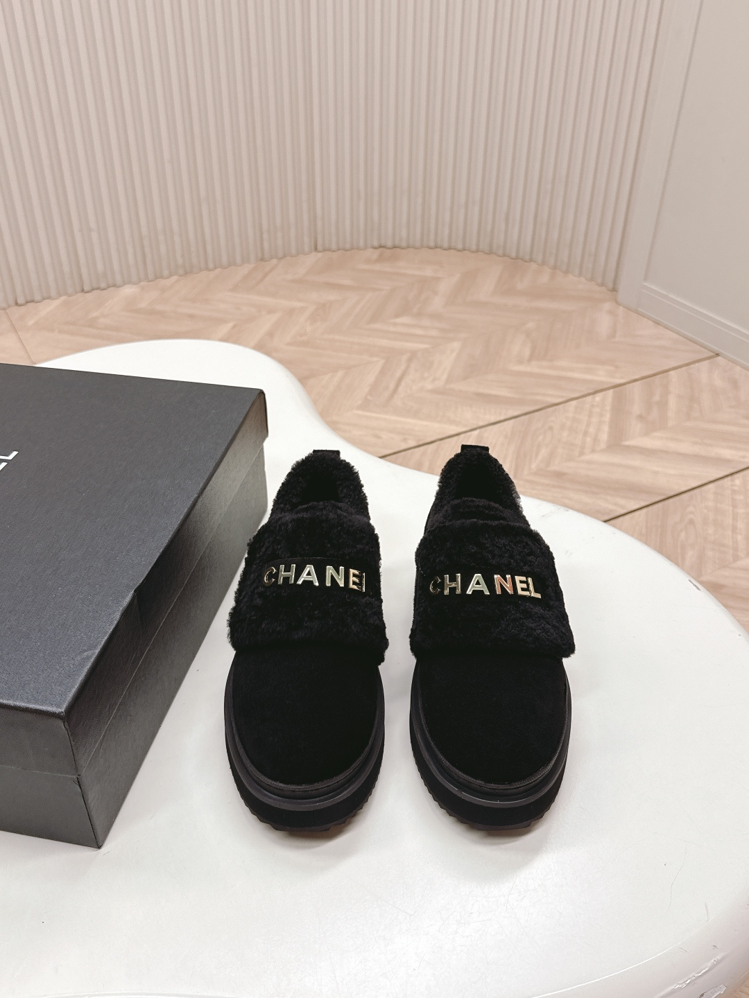 NO:534284,Chanel chanel classic loafer shoes wool boots reverse velvet leather plus wool high-quality matching casually, very comfortable to wear, original upper wool inner wool original hardware original outsole 35-40, snow boots, chanel, chanel, loafers, boots19860909出 香奈儿 chanel 经典 乐福毛毛鞋 毛靴 反绒皮面加羊毛 高级气质 随意搭配 上脚非常舒适,鞋面原版牛猄 内里羊毛 原版五金 原版大底 35-40,雪地靴,chanel,chanel,loafers,boots,Women's Shoes