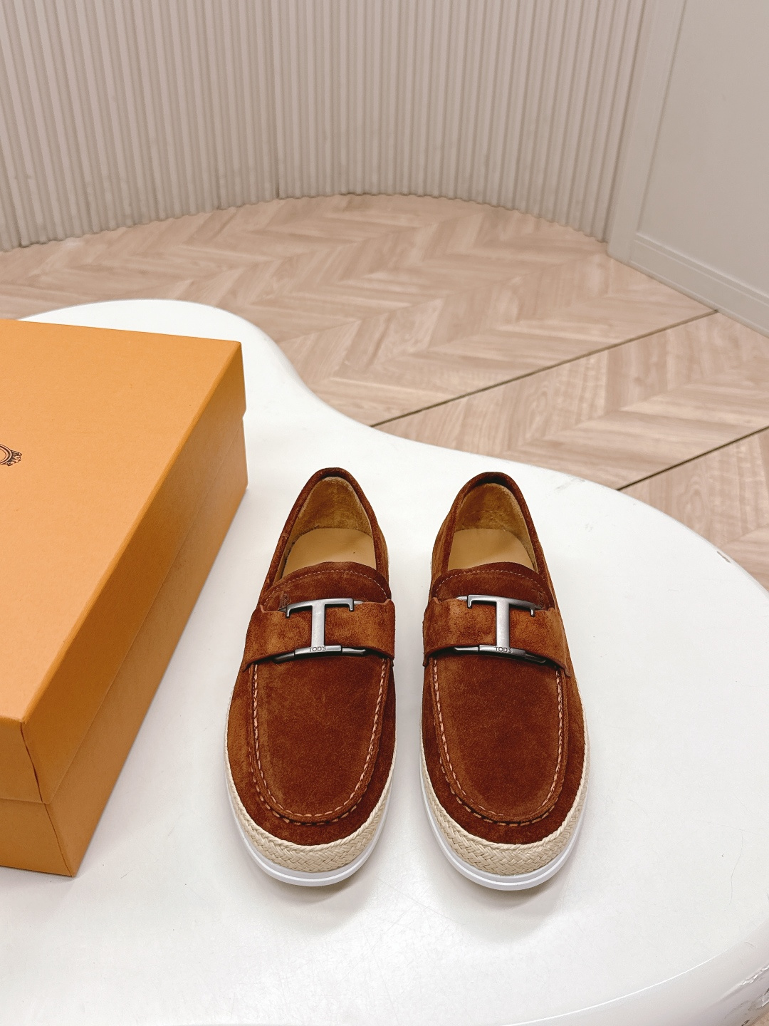 NO:534293,Women 38-41. Men 39-46 released high-end version TODS latest biscuit shoes hemp rope bean bean sole leather shoes. The high-end casual driving shoes are designed with a fashionable and comfortable foot feeling, showing the conceptual aesthetics of nature and modernity made of soft leather hemp rope material, highlighting the youthful vitality. The upper top layer cowhides delicate cowhide insole cowhide material original rubber hemp rope combination bean bean sole, loafers, cowhide19860909女38-41.男39-46 出 高端版本 TODS托德斯最新 饼干鞋麻绳豆豆底小皮鞋 高级休闲开车鞋设计时尚感满满,脚感舒适,将自然与摩登的概念美学展露以柔软皮革拼麻绳材料制成色块冲击凸显年轻活力. 鞋面头层牛皮 内里细腻牛皮 鞋垫牛皮材料 原版橡胶麻绳组合豆豆大底,乐福鞋,Tod's,loafers,cowhide,Women's Shoes