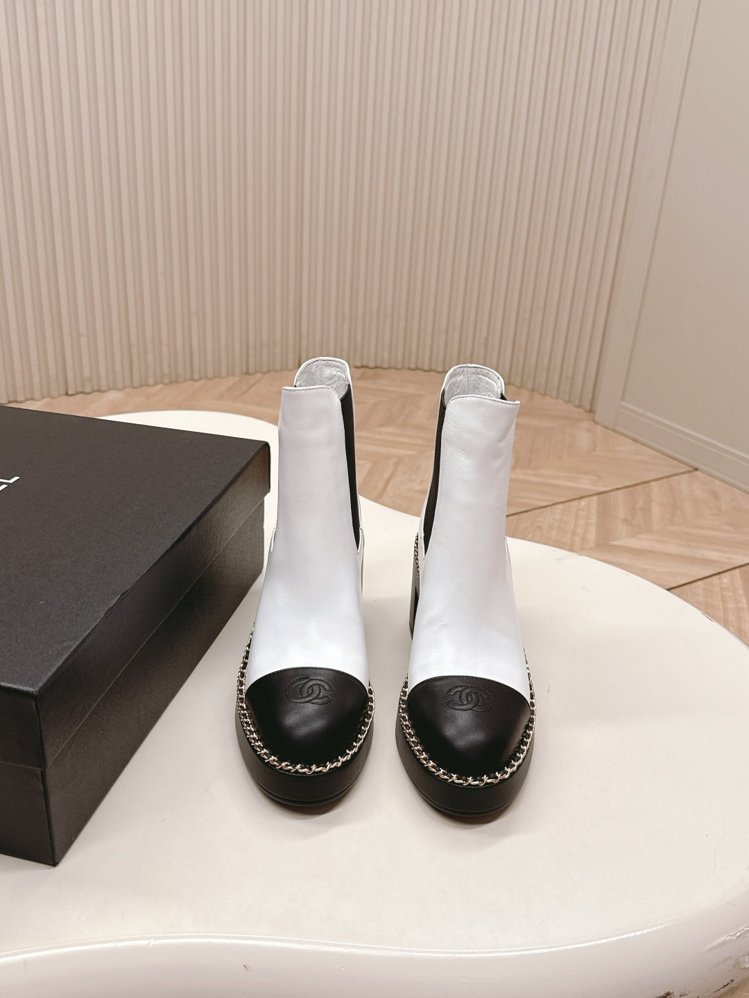 NO:534280,Chanel 25ss new autumn and winter high-heeled Martin boots, with versatile last shape and slim feet yyds. The shape is three-dimensional and full, comfortable on the feet, full aura, rubber pedal, easy to wear, classic chain hardware, high-end and elegant, upper cowhide/beef tendon, beef lining, foot pad!  Size: 35-39 (40, boots, chanel, chanel, boots, cowhide19860909出Chanel香奈儿25ss 新款秋冬高跟马丁靴短靴 楦型百搭瘦脚yyds.造型立体饱满,上脚舒适 气场十足,橡筋一脚蹬 易穿搭 经典链条五金 高级优雅 鞋面牛皮/牛筋 牛里、垫脚！ Size: 35-39（40,靴子,chanel,chanel,boots,cowhide,Women's Shoes