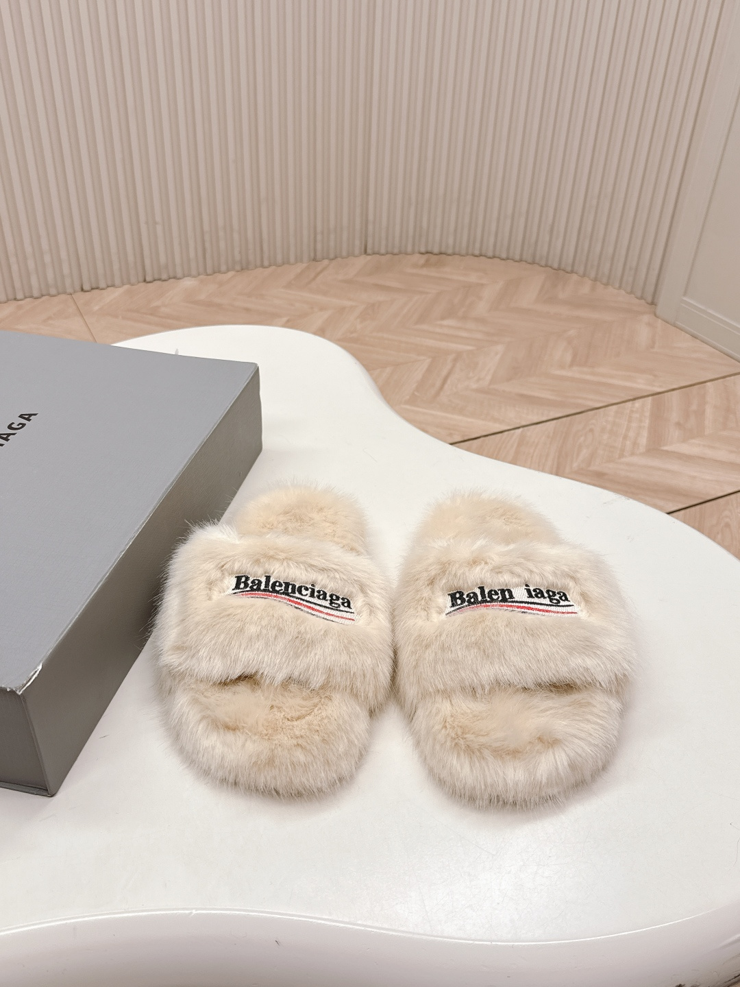 NO:534276,Balenciaga 2025 new color wool slippers This wool slippers is really unpleasant and cool and versatile~ Super invincible and beautiful and comfortable fabric imported sheep curls, soft and comfortable inner wool, original outsole of soles, size 36-40, wool slippers, balenciaga, slippers19860909出 巴黎世家 毛拖2025新色 毛毛拖鞋 这款毛毛拖真的是让人无法自拔真太酷太百搭了～ 上脚超级无敌好看舒服面料进口羊卷毛 柔软舒适 内里羊毛 鞋底原版大底 码数36-40,毛毛鞋拖鞋,balenciaga,slippers,Women's Shoes