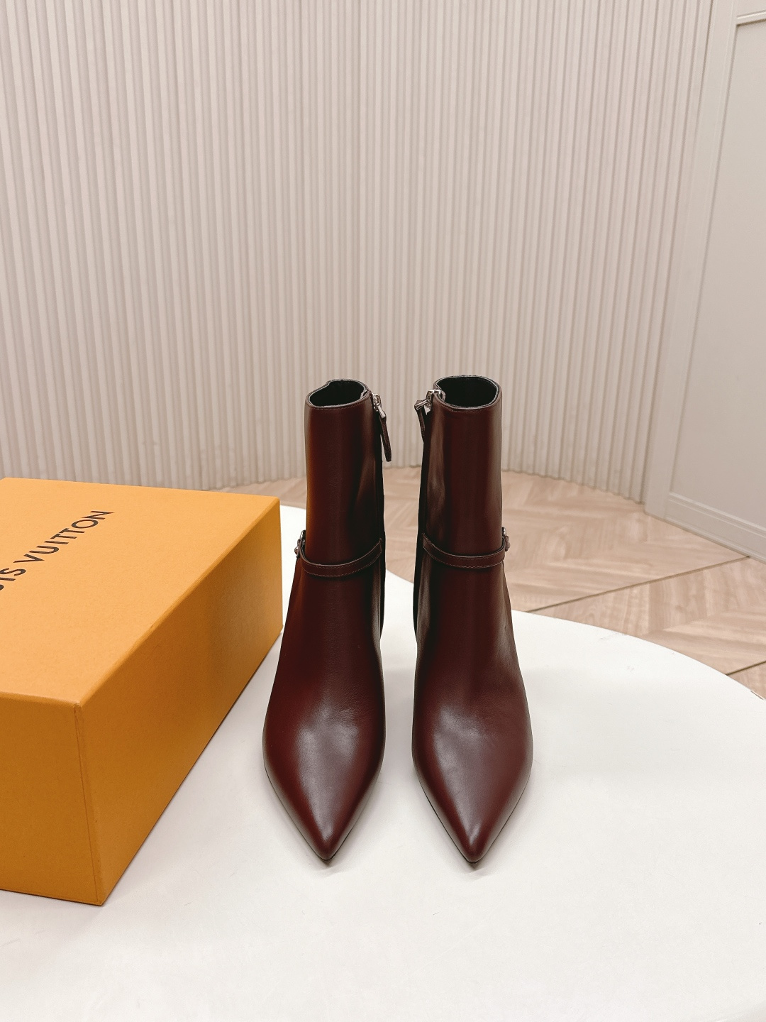 NO:534268,LV donkey brand 25ss new autumn and winter high-heeled Martin boots, with a versatile last shape and slim feet yyds. The shape is three-dimensional and full, with a full temperament and comfortable footwear. It is very retro style and full of aura. The original presbyopia design style is very classic, the details are perfect, cool, trendy... upper cowhide, oxen, footbed!  Size: 35-39 (40, boots, louis vuitton, louis vuitton, boots, cowhide19860909出 LV驴牌 25ss 新款秋冬高跟马丁靴短靴 楦型百搭瘦脚yyds.造型立体饱满,气质满满 上脚舒适 非常复古风、气场十足,加原版老花设计风格非常经典 细节完美 酷炫 潮派... 鞋面牛皮 牛里、垫脚！ Size: 35-39（40,靴子,louis vuitton,louis vuitton,boots,cowhide,Women's Shoes