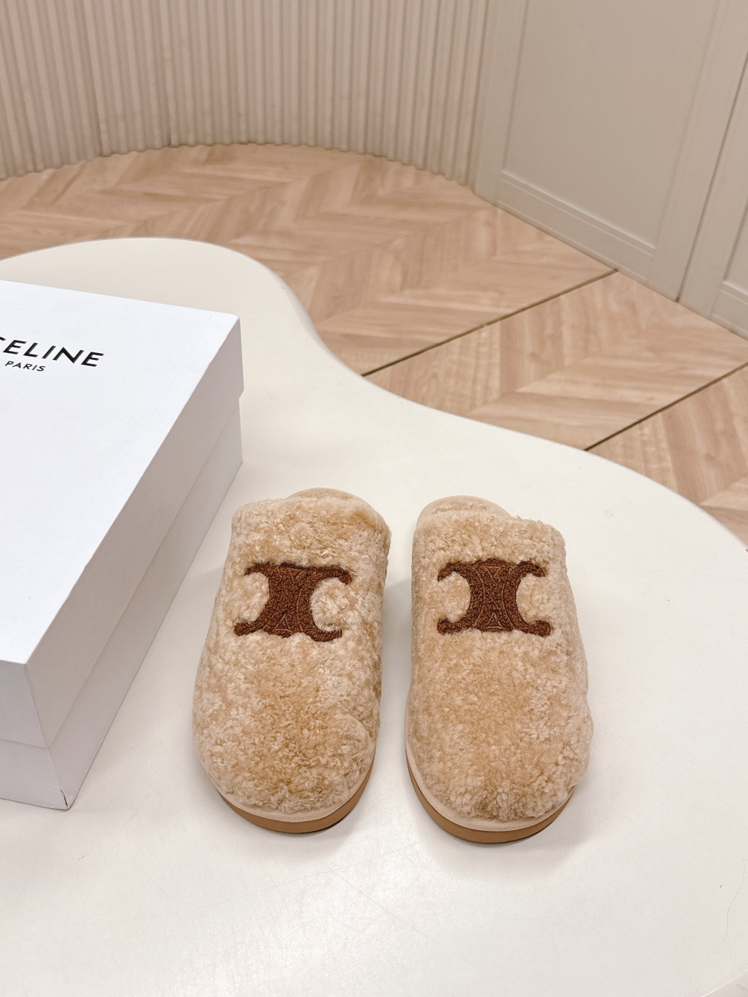 NO:627239,,Celine 2025ss new autumn and winter Arc de Triomphe fur slippers. Furry shoes half slippers. There are so many beautiful shoes in this season. This furry slippers are really hard to get rid of. They are so cool and versatile~ Super invincible, good-looking and comfortable on the feet. The fabric is imported wool, soft and comfortable. Customized wool lining. Original outsole. Size 35-40. Half slippers. Celine slippers.19860909,Celine 2025ss秋冬新款凯旋门毛毛拖鞋毛毛鞋半拖 这季节美鞋太多这款毛毛拖真的是让人无法自拔真太酷太百搭了～ 上脚超级无敌好看舒服 面料进口羊卷毛 柔软舒适 内里定制羊毛 鞋底原版大底 码数35-40,半拖毛毛鞋,celine,slippers,Women's Shoes