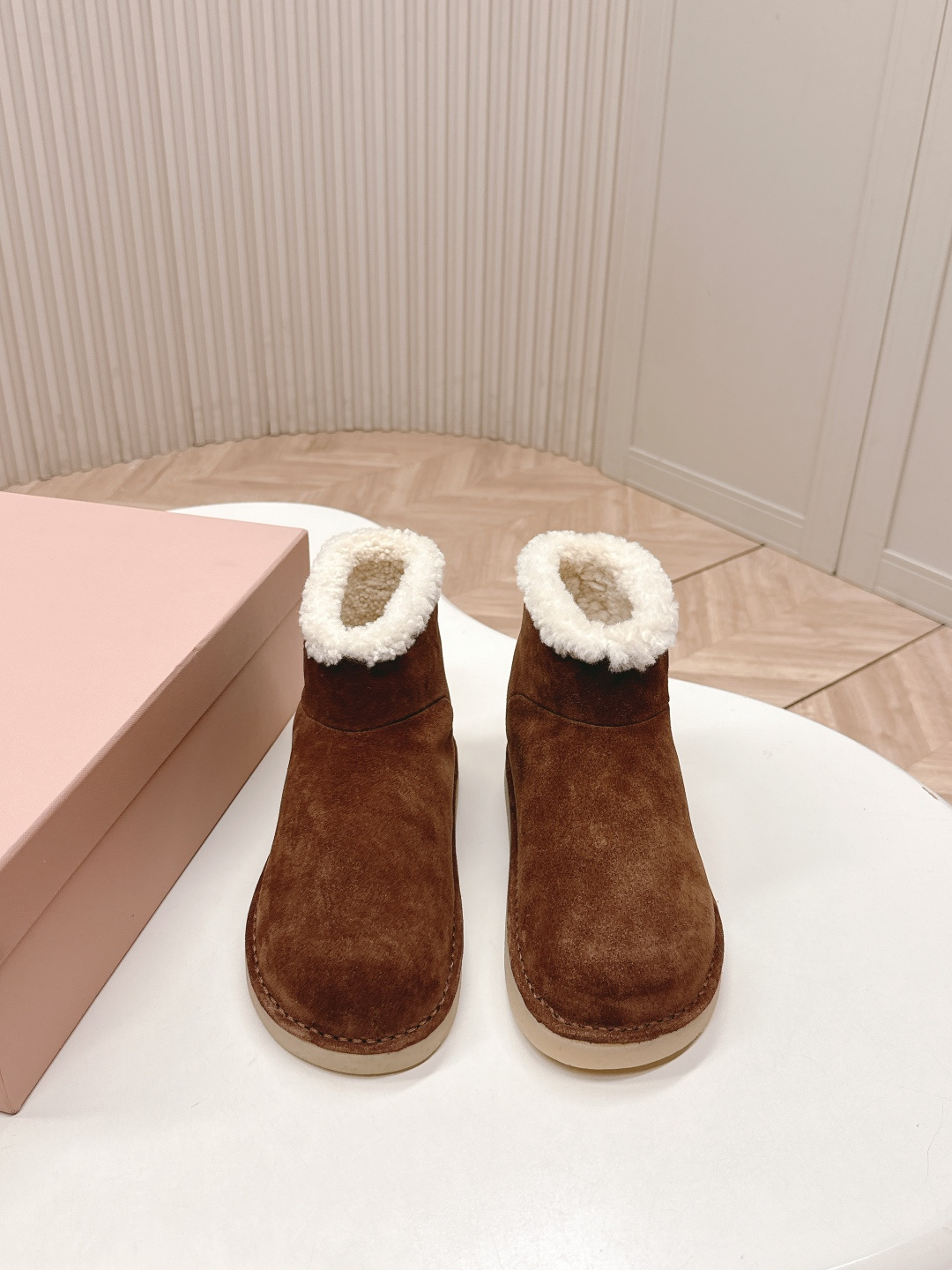 NO:627273,,Miu Miu 25FW deck shoes wool snow boots  The upper is made of fine-textured suede leather, and the mouth of the shoe is surrounded by a circle of fluffy and soft white plush, which not only adds a sense of fashion, but also wraps the ankle well and keeps warm. In terms of matching, the light beige model can be paired with light-colored jeans and knitted skirts to create a fresh and gentle winter look; the dark brown model is suitable for combination with dark-colored overalls and woolen skirts, creating a retro and warm style, which is very suitable for daily outings and winter commuting.  Original cow suede upper, customized wool lining, rubber outsole, size 35-39, snow boots, miumiu, boots, skirts, jeans19860909,Miu Miu 25FW deck shoes 羊毛雪地靴 鞋面采用质感细腻的反绒皮材质,鞋口处环绕着一圈蓬松柔软的白色毛绒,既增添了时尚感,又能很好地包裹脚踝,起到保暖作用.搭配方面,浅米色款可与浅色系的牛仔裤、针织裙搭配,打造出清新温柔的冬日造型;深棕色款则适合和深色系的工装裤、毛呢裙组合,营造出复古又温暖的风格,无论是日常出街还是冬日通勤,都很合适. 鞋面原版牛反绒 内里定制羊毛 大底橡胶大底 码数35-39,雪地靴,miumiu,boots,skirts,jeans,Women's Shoes
