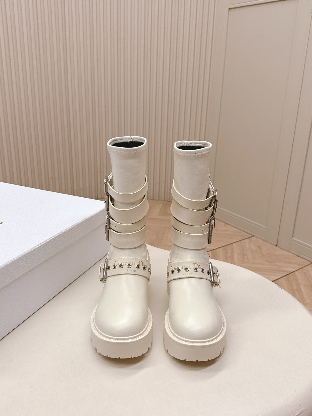 NO:627328,Short style, the highest version Dior Dior 25 autumn and winter Fengshen combat boots Martin boots. Super cool and classy. Ingeniously matched with multi-layered belt buckles, showing the trendy and avant-garde style. Handsome and stylish, giving off a sporty and fashionable style. Fabric: original customized cowhide. Lining: cowhide. Outsole: original molded rubber sole, Size: 35-40 yards., boots, dior, dior, boots, cowhide19860909短款,最高版本 Dior迪奥25秋冬封神战靴马丁靴 超酷飒有范儿 匠心搭配多层条皮带扣 彰显潮流前卫风格 帅气有型 焕发运动时尚型格 面料:原版定制牛皮 内里:牛皮 大底:原版开模橡胶底,Size:35－40码.,靴子,dior,dior,boots,cowhide,Women's Shoes