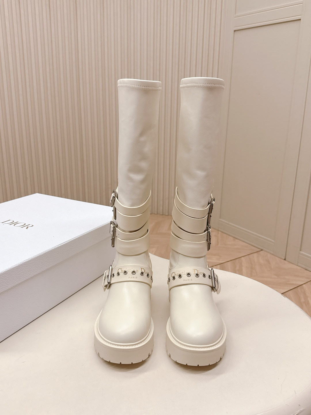 NO:627275,High model, the highest version of Dior Dior 25 autumn and winter Fengshen combat boots Martin boots. Super cool and classy. Ingeniously matched with multi-layered belt buckles, showing the trendy and avant-garde style. Handsome and stylish, giving off a sporty and fashionable style. Fabric: original customized cowhide. Lining: cowhide. Outsole: original molded rubber sole, Size: 35-40 yards., boots, dior, dior, boots, cowhide19860909高款,最高版本 Dior迪奥25秋冬封神战靴马丁靴 超酷飒有范儿 匠心搭配多层条皮带扣 彰显潮流前卫风格 帅气有型 焕发运动时尚型格 面料:原版定制牛皮 内里:牛皮 大底:原版开模橡胶底,Size:35－40码.,靴子,dior,dior,boots,cowhide,Women's Shoes