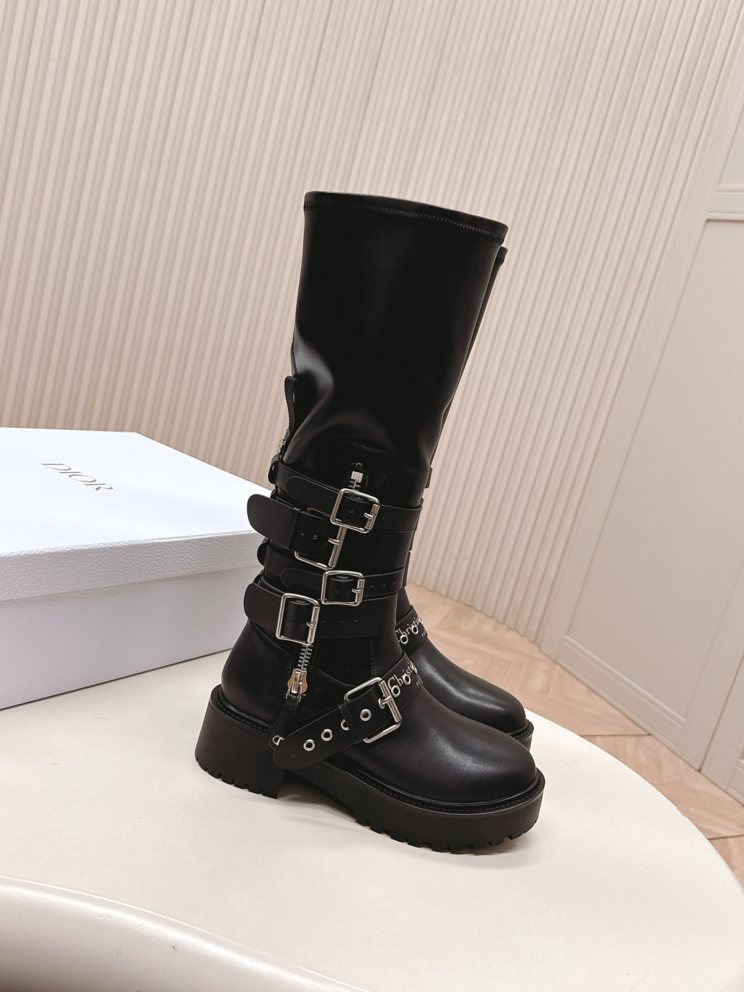 NO:544511,. Latest autumn and winter styles: The Gods Battle Boots Martin Boots Top original replica, high-end and atmospheric, super cool and handsome, super cool and stylish, the ankle is surrounded by technological fabric strips, paired with brass rings, showing a trendy and avant-garde style, handsome and stylish, and sporty and fashionable style. Original imported cowhide fabric, water-dyed cowhide inner lining & foot pads, original open mold five-pointed star TPU bottom, size 35-41 [40.41 customization], boots, boots, cowhide19860909.最新秋冬款 封神战靴 马丁靴 顶级原版复刻 高端大气 上脚效果超赞帅气~ 超酷飒有范儿 踝部以科技面料饰带环绕,搭配黄铜饰环,彰显潮流前卫风格,帅气有型,焕发运动时尚型格. 原版进口牛皮面料 水染牛皮内里&垫脚 原版开模五角星TPU底 尺码35－41 [40.41定制],靴子,boots,cowhide,Women's Shoes