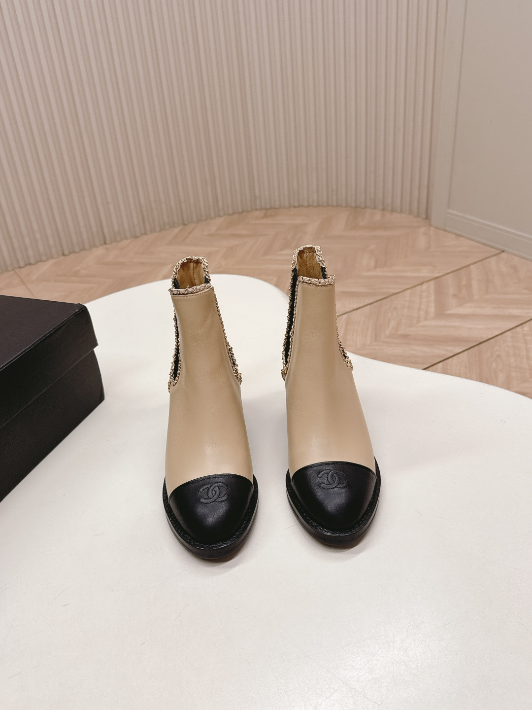 NO:627281,, Chanel Chanel 25ss new autumn and winter high-heeled Martin boots short boots, versatile last shape and slim feet yyds. Three-dimensional and full shape, comfortable on the feet, full of aura, elastic one-step, easy to wear, classic chain hardware, high-end and elegant, customized cowhide upper, cowhide lining and foot pads, outsole, genuine leather  Size35-39 (40 customized, non-returnable), boots, chanel, chanel, boots, cowhide, Leather soles19860909,Chanel香奈儿25ss 新款秋冬高跟马丁靴短靴 楦型百搭瘦脚yyds.造型立体饱满,上脚舒适 气场十足,橡筋一脚蹬 易穿搭 经典链条五金 高级优雅 鞋面定制牛皮 内里牛里垫脚 大底真皮大底 Size35-39（40定制不退换）,靴子,chanel,chanel,boots,cowhide,Leather soles,Women's Shoes