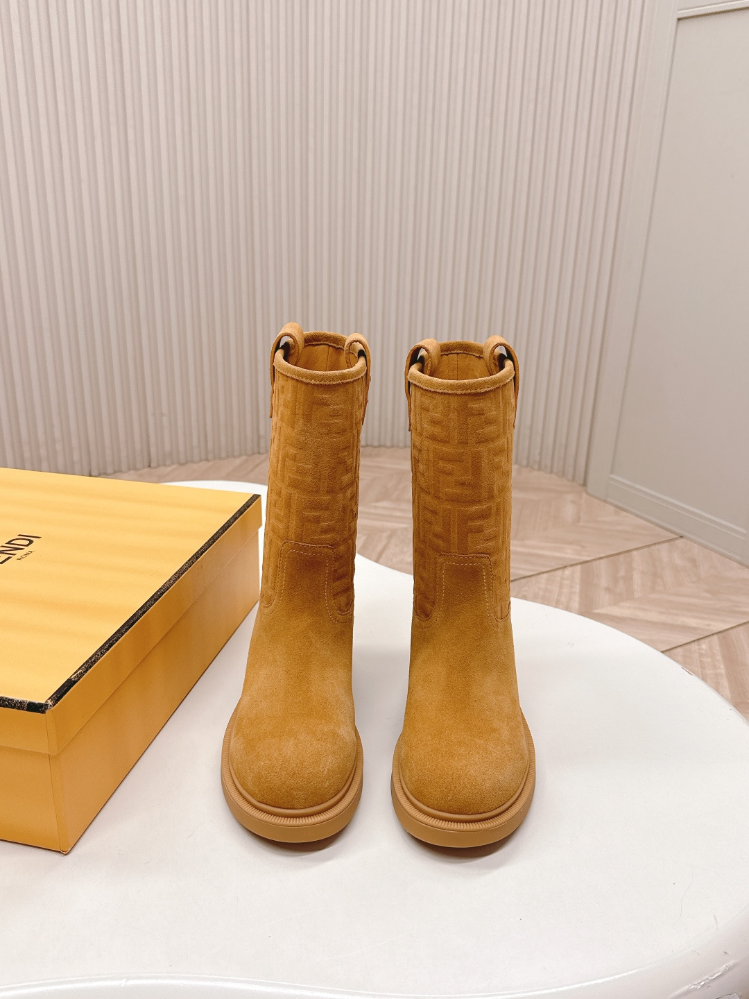 NO:627231,Short style, FENDI Fendi 25 new autumn and winter short boots, high boots, knight boots YYDS→_→ FD has released beautiful boots again. High-grade suede cowhide fabric, classic FF presbyopia high-grade special embossing. Original molded split hardware. The motorcycle shape is fashionable and avant-garde. The upper foot is very comfortable. Sheepskin lining and original TPU outsole. The thickness is 3.5CM. The original complete set is very good-looking. The fried chicken on the feet makes you look slim!  A must-have item for winter!  Size 35-41 (40.41 customized, non-refundable), boots, fendi, fendi, boots, cowhide, sheepskin19860909短款,FENDI芬迪 25新秋冬短靴 高筒靴 骑士靴 YYDS→_→ FD又出美靴啦 高级反绒牛皮面料,经典FF老花高级特殊压印 开模原版分体五金 机车造型时尚前卫,上脚非常舒适、内里羊皮 、TPU原版大底 厚度3.5CM原版全套极好看,上脚炒鸡显瘦呀！ 冬季必备决绝子单品！ 码数35-41（40.41定制不退换）,靴子,fendi,fendi,boots,cowhide,sheepskin,Women's Shoes