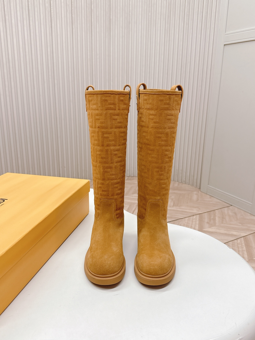 NO:627236,High style, FENDI Fendi 25 new autumn and winter short boots, high boots, knight boots YYDS→_→ FD has released beautiful boots again. High-grade suede cowhide fabric, classic FF presbyopia high-grade special embossing. Original molded split hardware. The motorcycle shape is fashionable and avant-garde. The upper foot is very comfortable. Sheepskin lining, original TPU outsole. Thickness 3.5CM. The original complete set is very good-looking. The fried chicken on the feet will make you look slimmer!  A must-have item for winter!  Size 35-41 (40.41 customized, non-refundable), boots, fendi, fendi, boots, cowhide, sheepskin19860909高款,FENDI芬迪 25新秋冬短靴 高筒靴 骑士靴 YYDS→_→ FD又出美靴啦 高级反绒牛皮面料,经典FF老花高级特殊压印 开模原版分体五金 机车造型时尚前卫,上脚非常舒适、内里羊皮 、TPU原版大底 厚度3.5CM原版全套极好看,上脚炒鸡显瘦呀！ 冬季必备决绝子单品！ 码数35-41（40.41定制不退换）,靴子,fendi,fendi,boots,cowhide,sheepskin,Women's Shoes