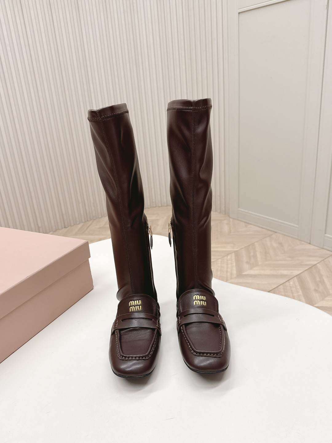 NO:627264,, miumiu 25 new high-top Loaf spliced stretch leather boots are extremely slim. Bold spliced style design, future and classic collision, reconstruction of casual gorgeousness. Full of vitality, art, fresh style and casual gorgeousness. This shoe is very comfortable on the feet and feels great. Material upper cowhide + boot elastic leather. Customized sheepskin lining. Original outsole.  Size 35-40 (40 customized, non-returnable), boots, miumiu, loafers, boots, cowhide, sheepskin19860909,miumiu 25新款高筒乐福拼接弹力靴皮靴 巨显瘦 大胆的拼接款式设计,未来感与经典碰撞 重构随性华美 充满活力、艺术、新鲜感风格随性的华美,这款鞋子上脚非常舒服,脚感很棒  面料鞋面牛皮+靴筒弹力皮 内里定制羊皮 大底原版大底 码数35-40（40定制不退换）,靴子,miumiu,loafers,boots,cowhide,sheepskin,Women's Shoes