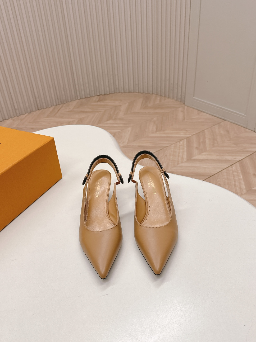 NO:559517,LV donkey brand 26 New Year style high heel pointed toe sandals with versatile last shape and slim feet yyds. The shape is three-dimensional and plump, handsome and comfortable on the feet. Very retro style, full of aura, the original presbyopic design style is very classic, the details are perfect, cool and trendy... The upper is cowhide, the lining is cowhide, and the feet are padded!  Genuine leather outsole Size: 35-39 (40.41 customized), sandals, louis vuitton, louis vuitton, sandals, cowhide, Leather soles19860909出 LV驴牌 26 新春款高跟尖头凉鞋楦型百搭瘦脚yyds.造型立体饱满,帅气十足 上脚舒适 非常复古风、气场十足,原版老花设计风格非常经典 细节完美 酷炫 潮派... 鞋面牛皮 牛里、垫脚！ 真皮大底 Size: 35-39（40.41定制）,凉鞋,louis vuitton,louis vuitton,sandals,cowhide,Leather soles,Women's Shoes