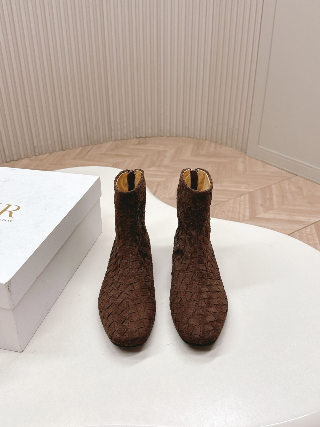 NO:558700,Out of The row 2025 autumn and winter new woven leather flat short boots, retro fashion, unique feeling, hand-woven upper, water-dyed cowhide lining, outsole, injection molded leather outsole, size 35-39 (40.41 customized), boots, boots, cowhide, Leather soles19860909出 The row 2025秋冬新款编织皮面平底短靴 复古时尚特别 与众不同的感觉 手工编织鞋面水染牛皮内里 大底注塑真皮大底 码数35-39（40.41 定制）,靴子,boots,cowhide,Leather soles,Women's Shoes