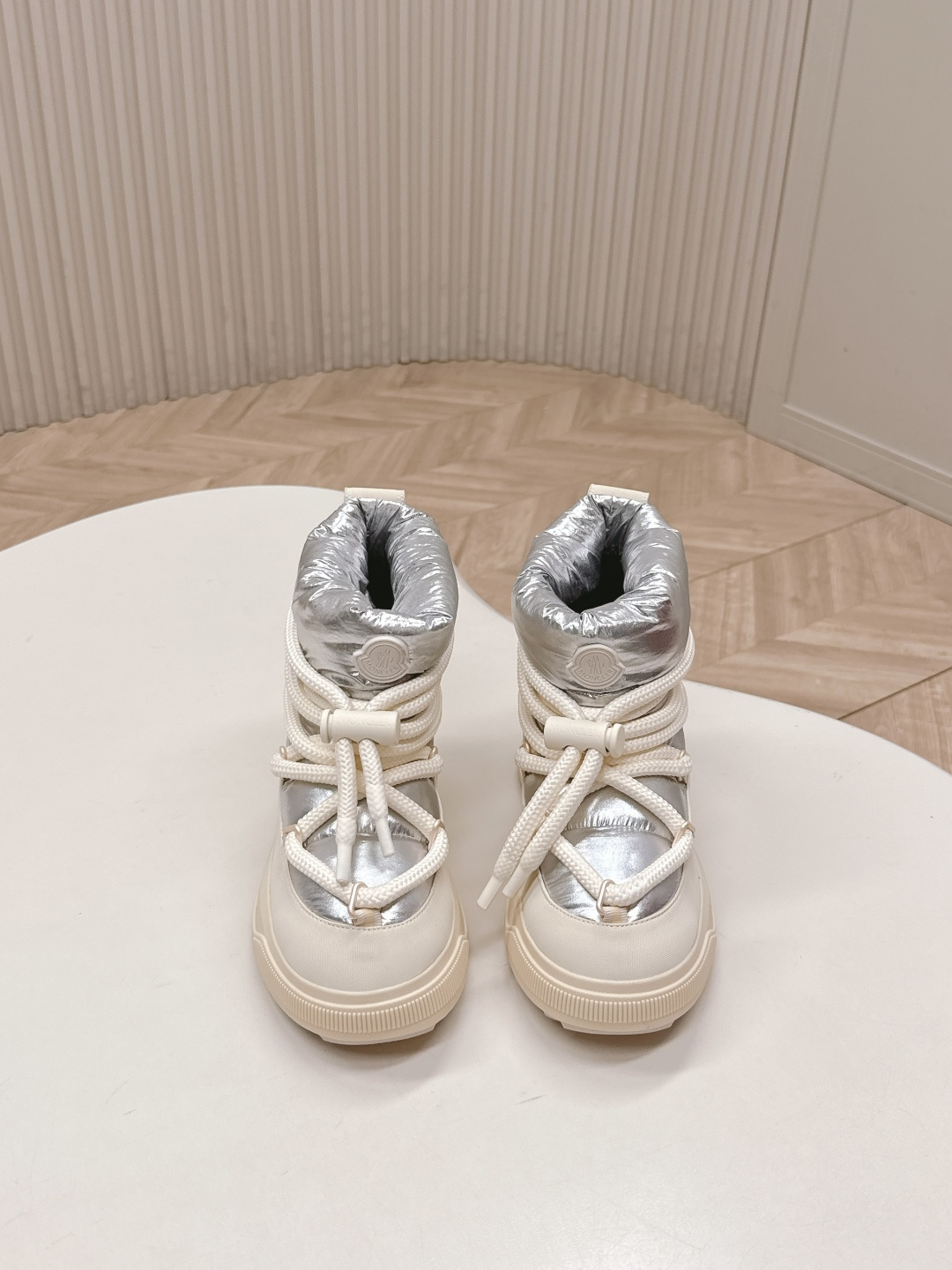 NO:627226,, Moncler’s 2025 new snow boots are the perfect fusion of luxury and functionality. Walking down jacket: Waterproof nylon + velvet lining, can walk in the snow even at -10°C. Industrial style aesthetics: Thick rope laces + contrasting colors, full of functionality. Low-key luxury: Logo embossed on the heel, people who know it will understand. Applicable scenarios: Winter outdoor skiing, snow hiking, urban daily wear with coats, down jackets and other winter clothing, easy to create a fashionable look.  Waterproof coated ski cloth with wool flannel lining, wear-resistant diamond pattern upper, TPU combination anti-slip bottom, original molded hardware buckle, code number 35-40 (40.41 customized, non-returnable), snow boots, boots, down jacket19860909,Moncler2025新款雪地靴 奢华与功能的完美融合 行走的羽绒服:防水尼龙+加绒内里,-10℃也能暴走雪地 工业风美学:粗绳鞋带+撞色,机能感拉满 低调奢华:后跟Logo压印,懂的人自然懂 适用场景:冬季户外滑雪、雪地徒步,城市日常搭配大衣、羽绒服等冬季服饰,轻松打造时尚造型. 防水涂层滑雪布含羊毛绒布内里 耐磨钻石纹鞋帮 TPU组合防滑底原版开模五金扣 码数35-40（40.41定制不退换）,雪地靴,boots,down jacket,Women's Shoes