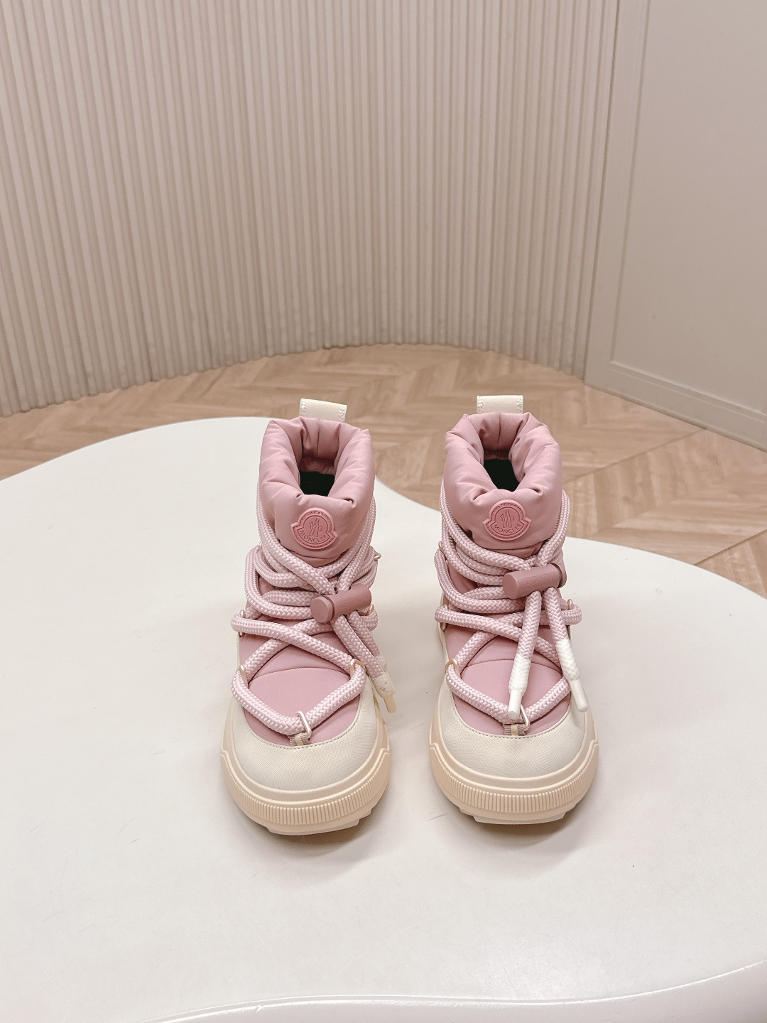 NO:562341,Moncler’s 2025 new snow boots are the perfect fusion of luxury and functionality. Walking down jacket: Waterproof nylon + velvet lining, can walk in the snow even at -10°C. Industrial style aesthetics: Thick rope laces + contrasting colors, full of functionality. Low-key luxury: Logo embossed on the heel, people who know it will understand it. Applicable scenarios: Winter outdoor skiing, snow hiking, urban daily wear with coats, down jackets and other winter clothing, easy to create a fashionable look.  Waterproof coated ski cloth with wool flannel lining, wear-resistant diamond pattern upper, TPU combination anti-slip bottom, original molded hardware buckle, women's size 35-40, order 41, snow boots, boots, down jacket19860909出 Moncler2025新款雪地靴 奢华与功能的完美融合 行走的羽绒服:防水尼龙+加绒内里,-10℃也能暴走雪地 工业风美学:粗绳鞋带+撞色,机能感拉满 低调奢华:后跟Logo压印,懂的人自然懂 适用场景:冬季户外滑雪、雪地徒步,城市日常搭配大衣、羽绒服等冬季服饰,轻松打造时尚造型. 防水涂层滑雪布含羊毛绒布内里 耐磨钻石纹鞋帮 TPU组合防滑底原版开模五金扣 女码35-40 41订,雪地靴,boots,down jacket,Women's Shoes