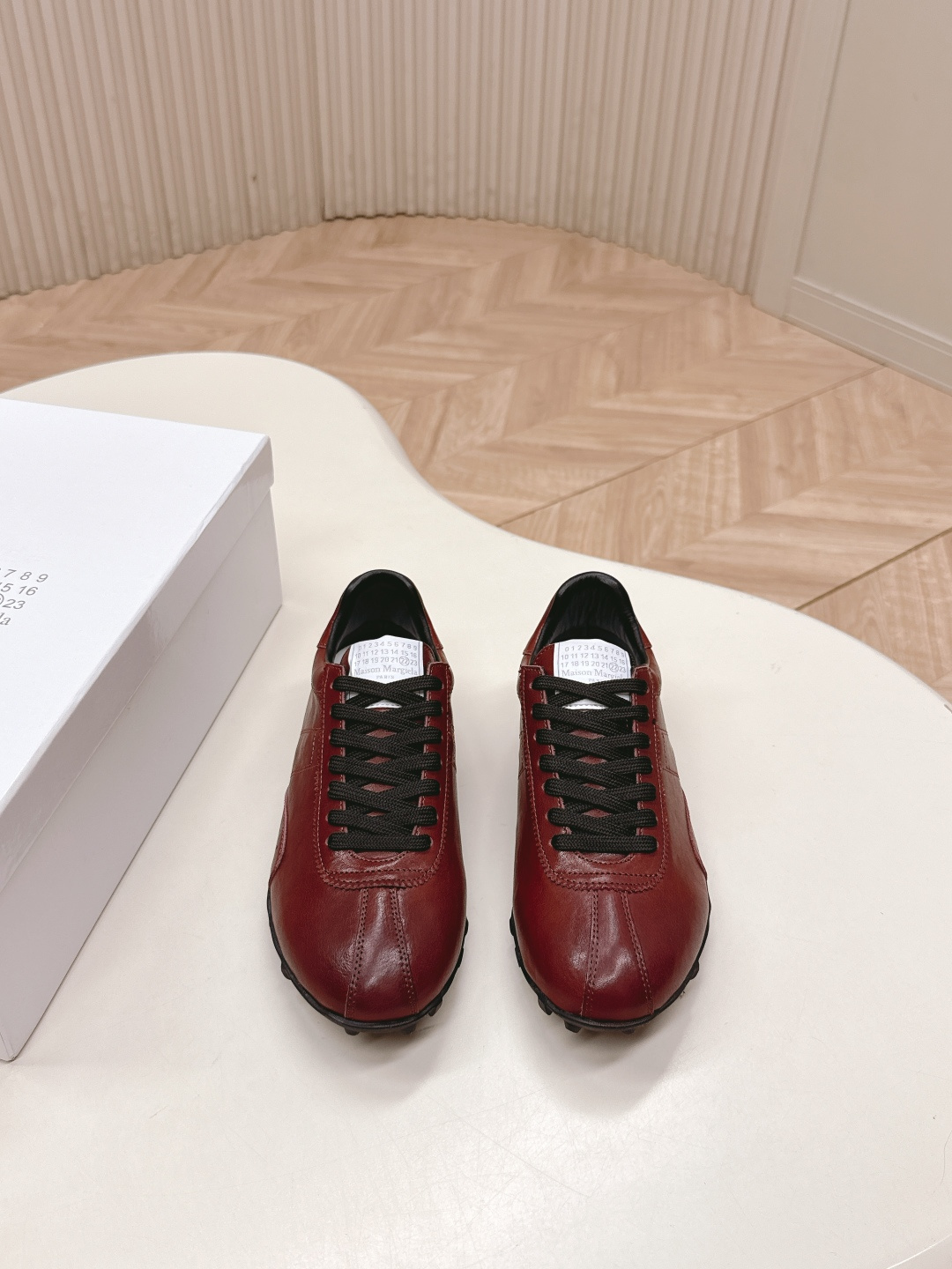 NO:559527,Maison Margiela 2025 Autumn and Winter Series Forrest Gump moral training shoes for couples! The outline of the new Sprinters sneakers is made of distressed vegetable soft cowhide, inspired by retro running shoes. Through distressing, stitching, splicing and other processes, the single product is given new life and beauty. The tongue is decorated with classic number logos, with non-slip spike soles, and the tail is decorated with the iconic white stitching logo, full of craftsmanship. Fabric: cowhide Original rubber outsole  Size: 35-39 40-44 (customized 40 for women and 45 for men) with original packaging, casual shoes/sports shoes, masion margiela, sneakers, cowhide19860909Maison Margiela 马吉拉2025秋冬系列情侣款阿甘鞋德训鞋! 新款Sprinters运动鞋轮廓采用做旧植柔牛皮制成,灵感来源于复古跑鞋.通过做旧、缝线、拼接等工艺,赋予单品新的生命和美感.舌头饰有经典的数字标志,搭配有防滑的钉状鞋底,鞋尾饰有标志性的白色缝线logo,充满工艺感. 面料:牛皮 原版橡胶大底 码数:35-39 40-44(女40男45定做) 配原版一致包装,休闲鞋/运动鞋,masion margiela,sneakers,cowhide,Women's Shoes