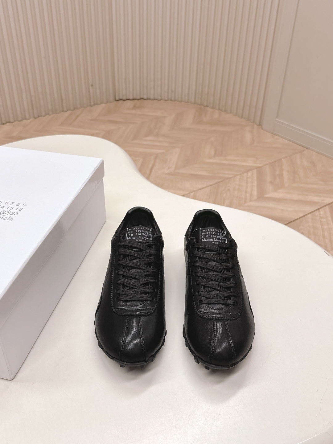 NO:559526,Maison Margiela 2025 Autumn and Winter Series Forrest Gump moral training shoes for couples! The outline of the new Sprinters sneakers is made of distressed vegetable soft cowhide, inspired by retro running shoes. Through distressing, stitching, splicing and other processes, the single product is given new life and beauty. The tongue is decorated with classic number logos, with non-slip spike soles, and the tail is decorated with the iconic white stitching logo, full of craftsmanship. Fabric: cowhide Original rubber outsole  Size: 35-39 40-44 (customized 40 for women and 45 for men) with original packaging, casual shoes/sports shoes, masion margiela, sneakers, cowhide19860909Maison Margiela 马吉拉2025秋冬系列情侣款阿甘鞋德训鞋! 新款Sprinters运动鞋轮廓采用做旧植柔牛皮制成,灵感来源于复古跑鞋.通过做旧、缝线、拼接等工艺,赋予单品新的生命和美感.舌头饰有经典的数字标志,搭配有防滑的钉状鞋底,鞋尾饰有标志性的白色缝线logo,充满工艺感. 面料:牛皮 原版橡胶大底 码数:35-39 40-44(女40男45定做) 配原版一致包装,休闲鞋/运动鞋,masion margiela,sneakers,cowhide,Women's Shoes